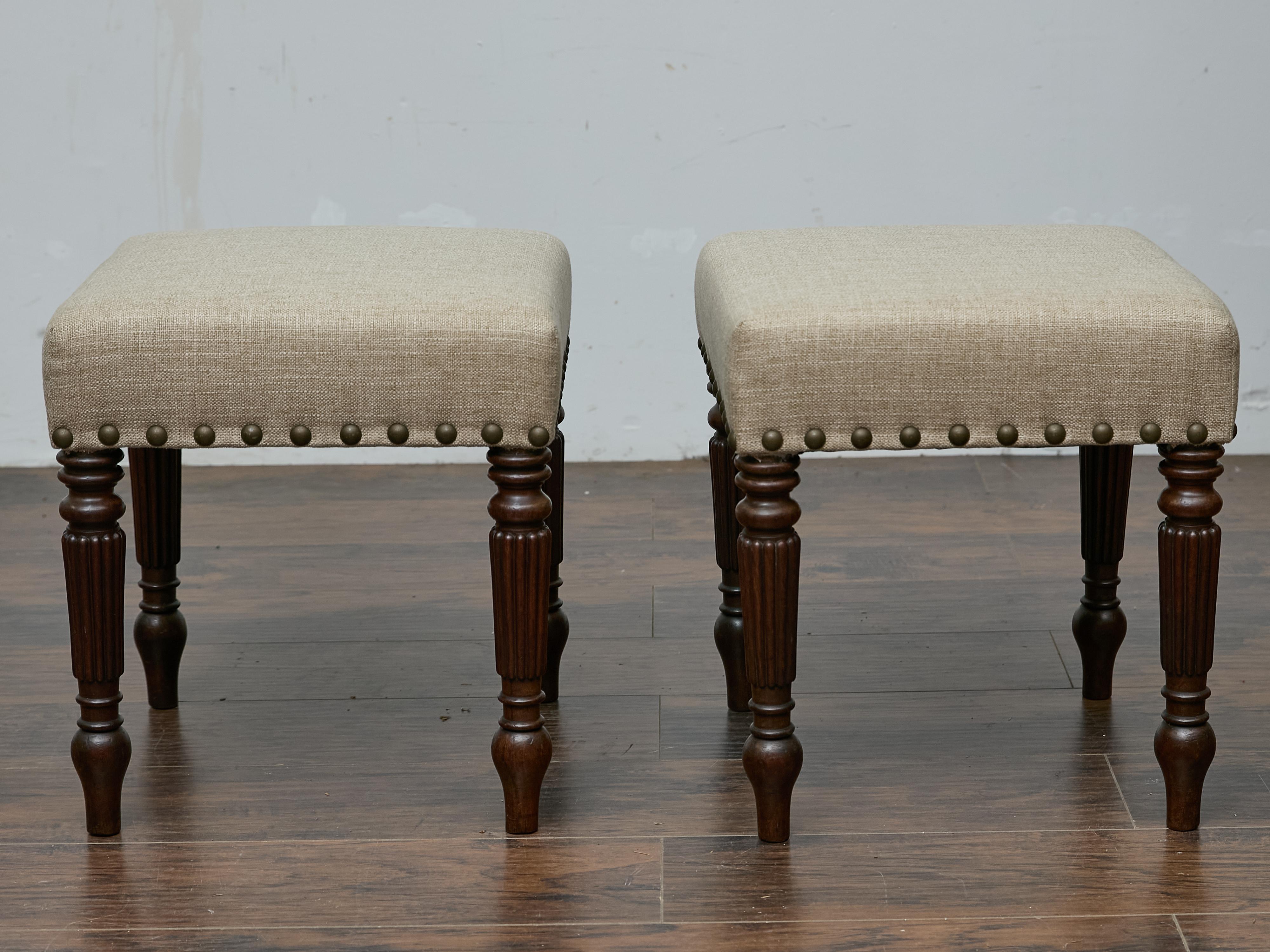 Tornito Coppia di sgabelli inglesi del XIX secolo in Oak con rivestimento in lino personalizzato in vendita