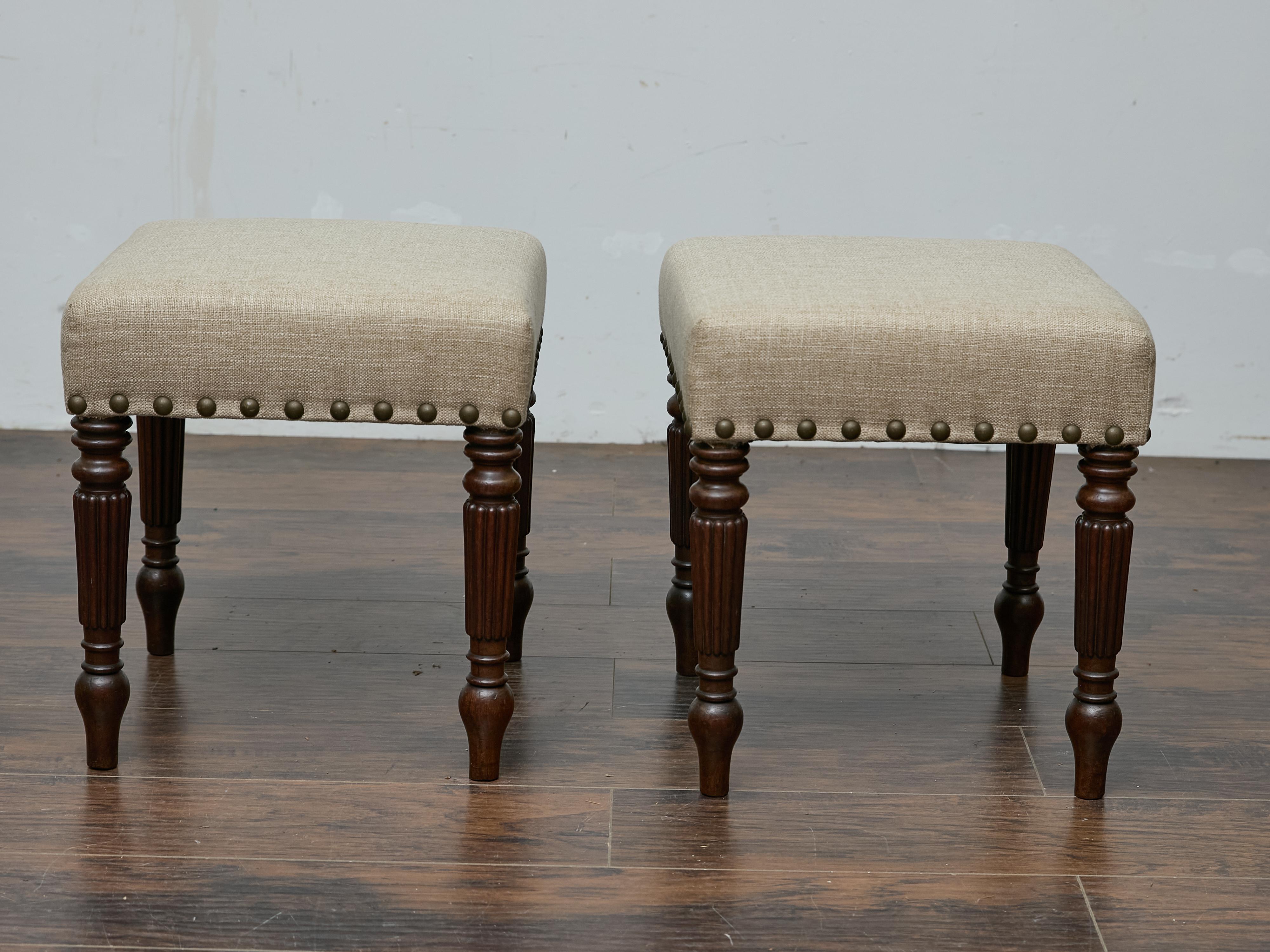 Coppia di sgabelli inglesi del XIX secolo in Oak con rivestimento in lino personalizzato In condizioni buone in vendita a Atlanta, GA