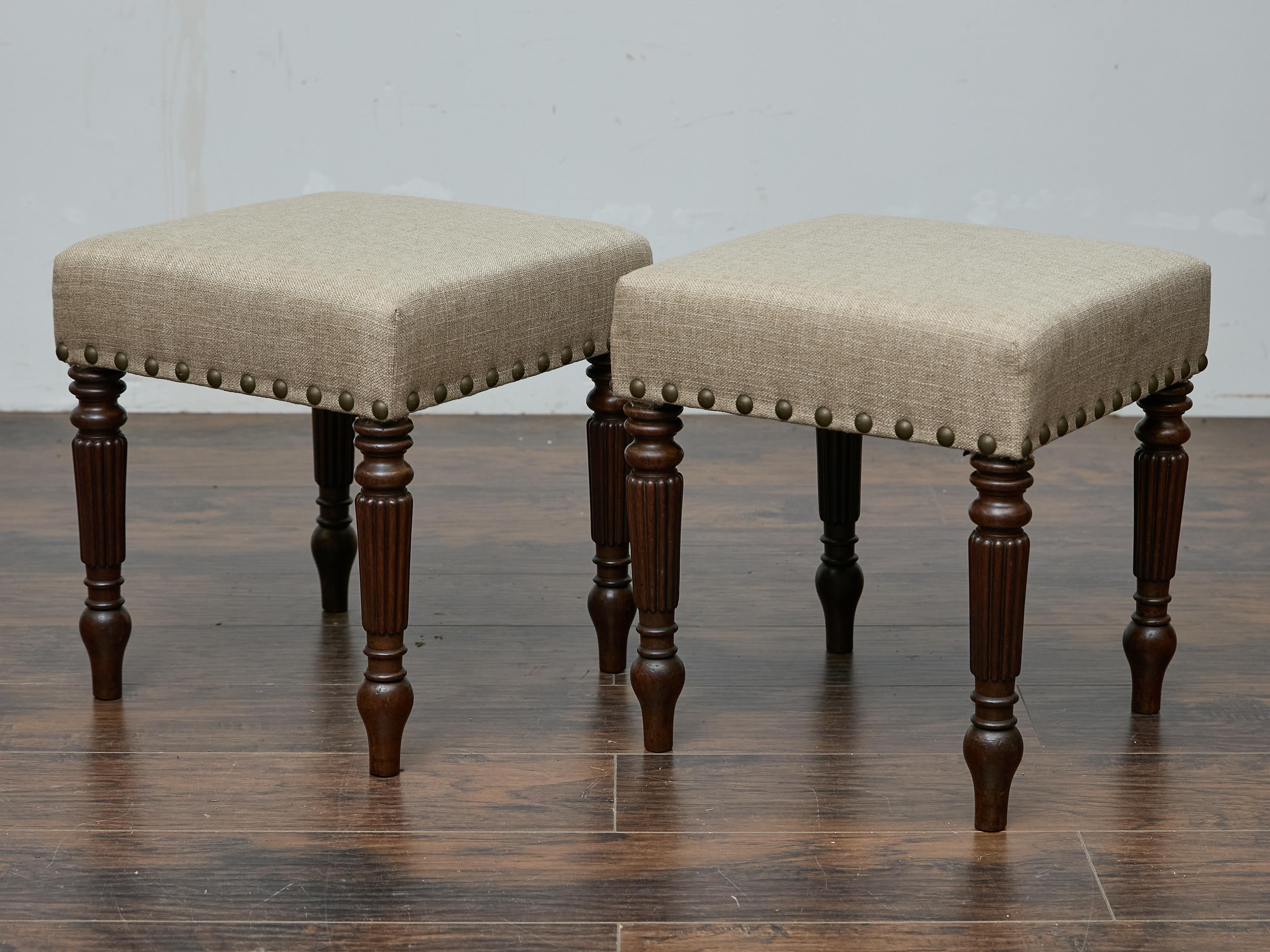 Ottone Coppia di sgabelli inglesi del XIX secolo in Oak con rivestimento in lino personalizzato in vendita