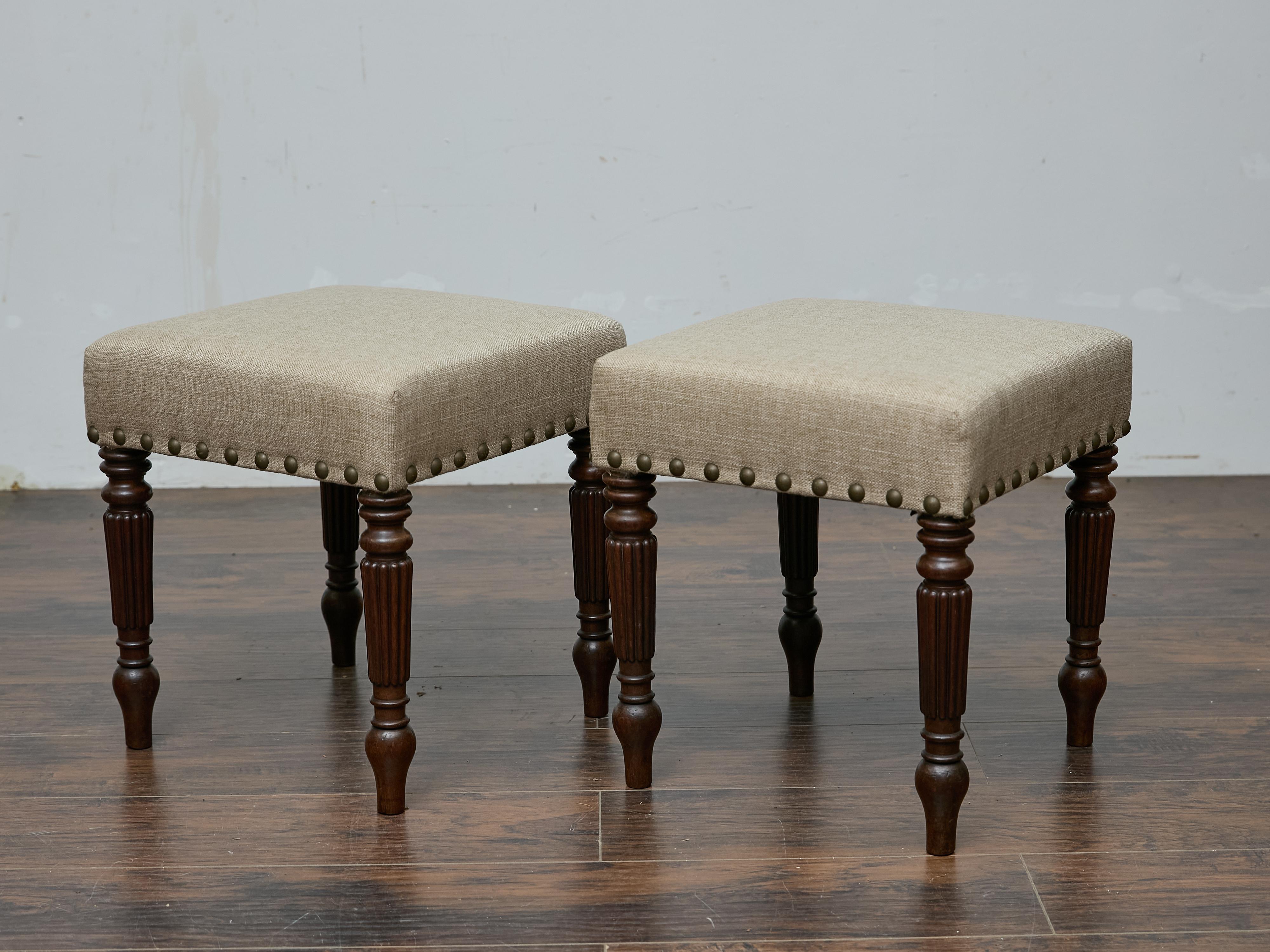 Coppia di sgabelli inglesi del XIX secolo in Oak con rivestimento in lino personalizzato in vendita 1