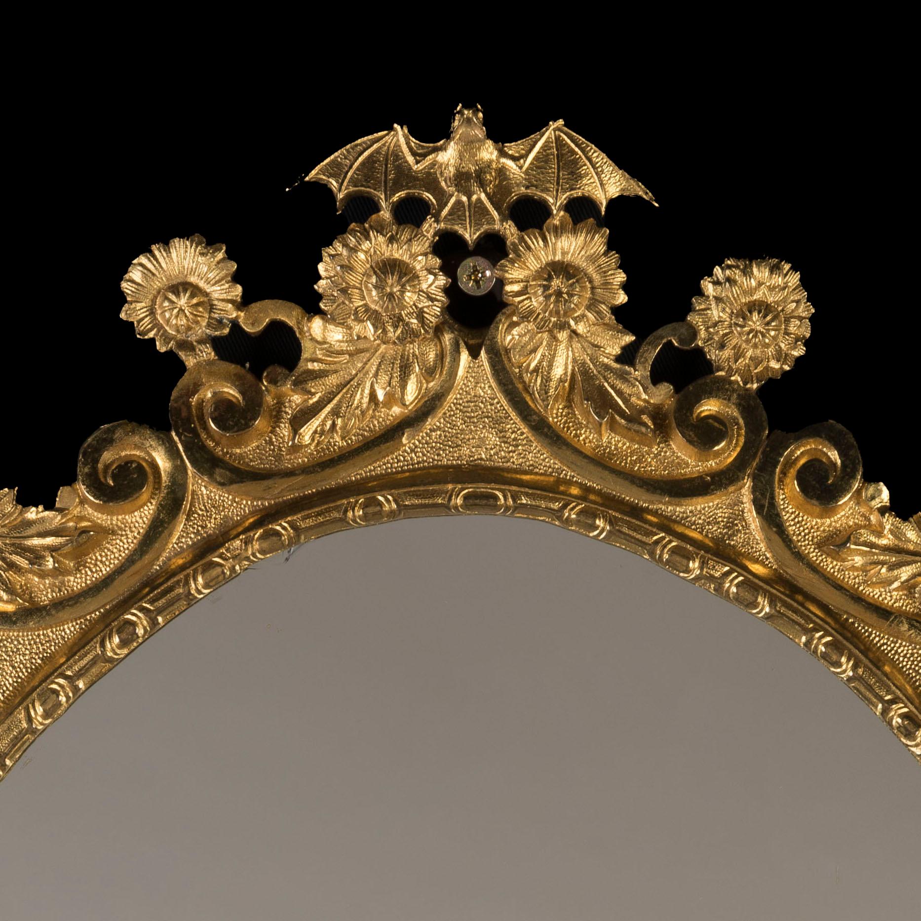 Pareja de espejos ovalados ingleses del siglo XIX con marco de ormolu en venta 2