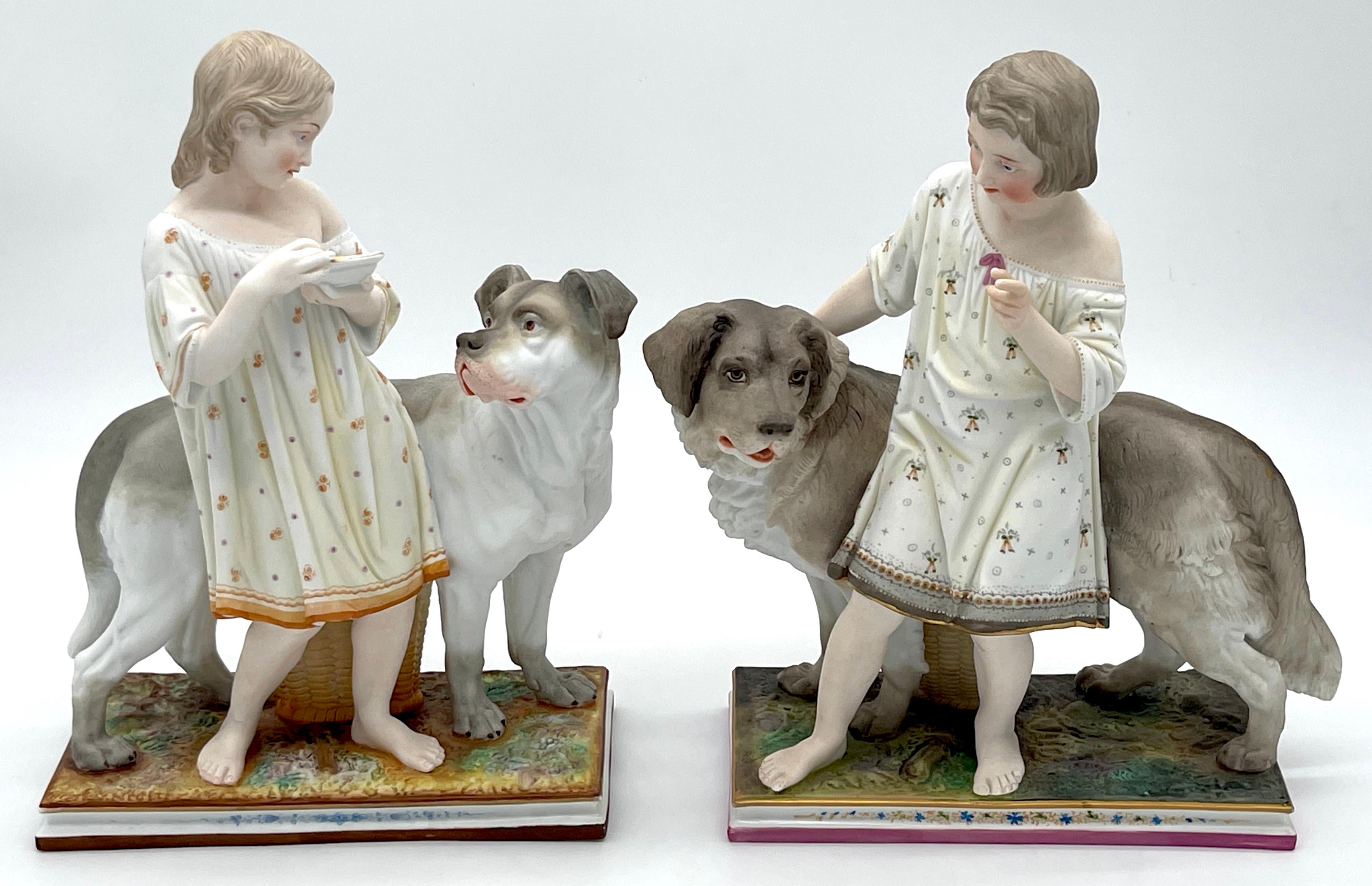 Paar englische bemalte Biskuitfiguren „Obedience & Reward“ mit Hunden aus dem 19. Jahrhundert 
England, circa 1880
Beide mit den eingeprägten Nummern #1242/ 20 und #1242/23  und Malermarken 

Der Charme des 19. Jahrhunderts mit diesem entzückenden