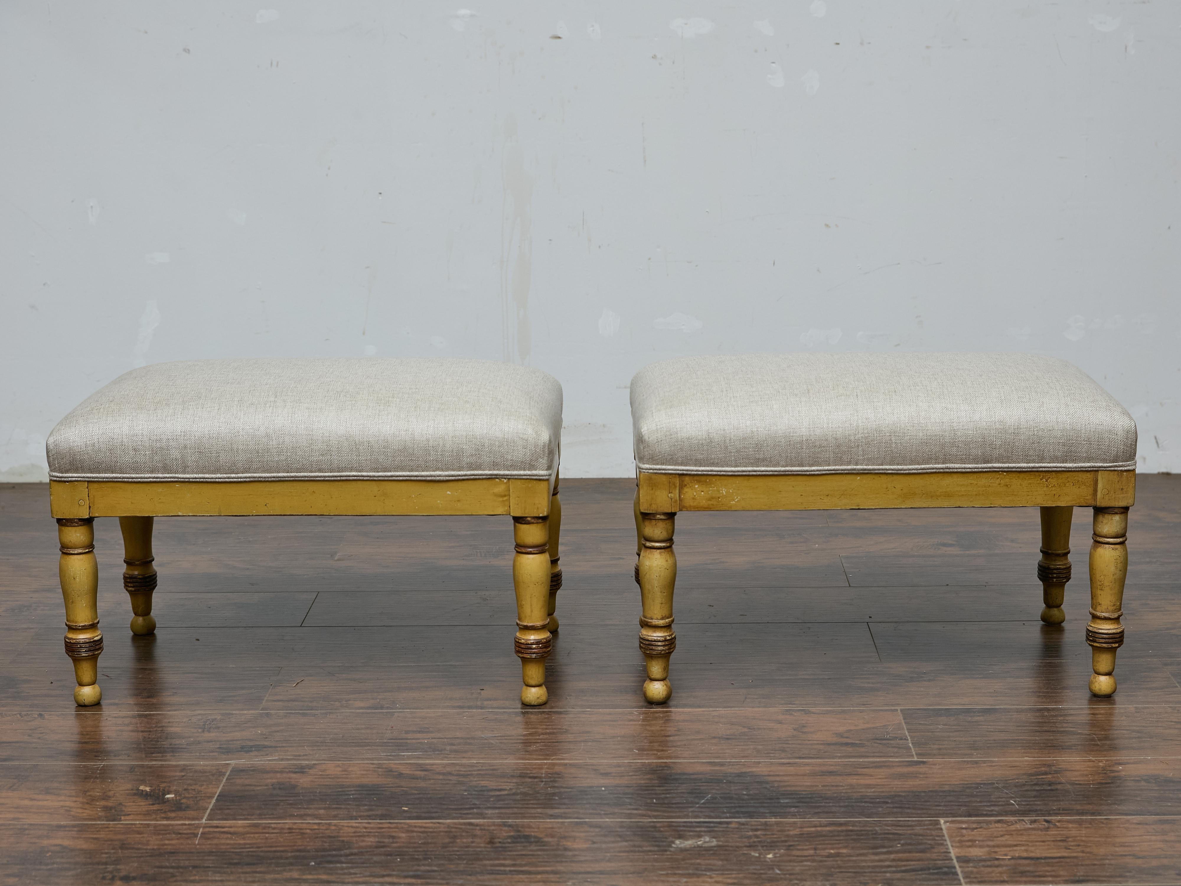 Questa coppia di sgabelli inglesi del XIX secolo bilancia il fascino del tempo con una fresca imbottitura personalizzata. Le gambe tornite e la calda finitura dorata emanano un carattere antico, ammorbidito da una sottile patina che lascia intendere