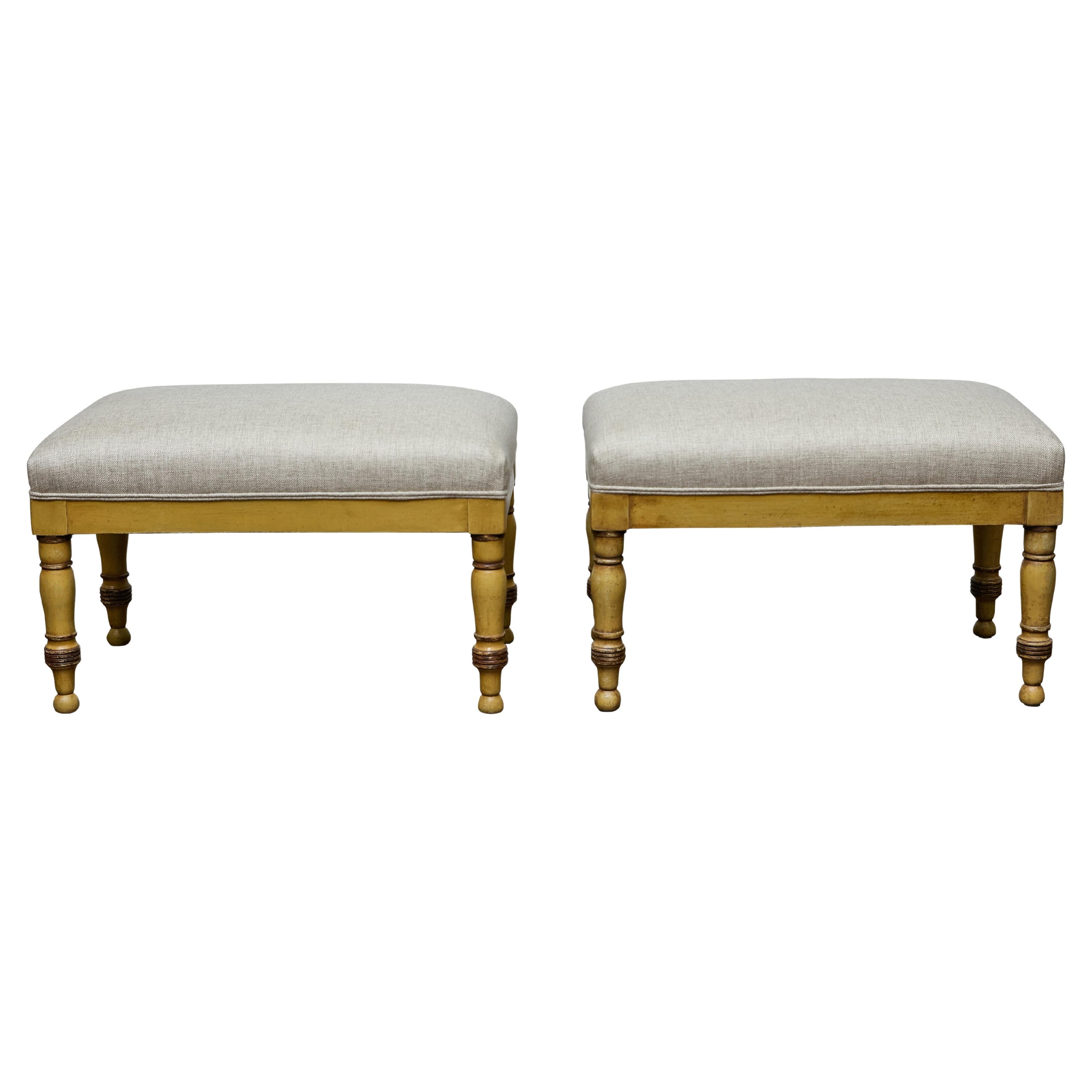 Paire de tabourets peints anglais du 19ème siècle avec pieds tournés et tissu en lin
