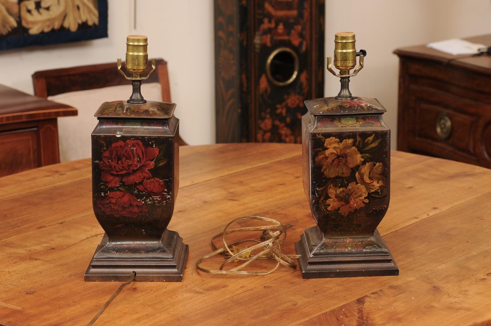 Paire de boîtes de conserve en tôle peinte du 19e siècle, utilisées comme lampes avec abat-jour en vente 1