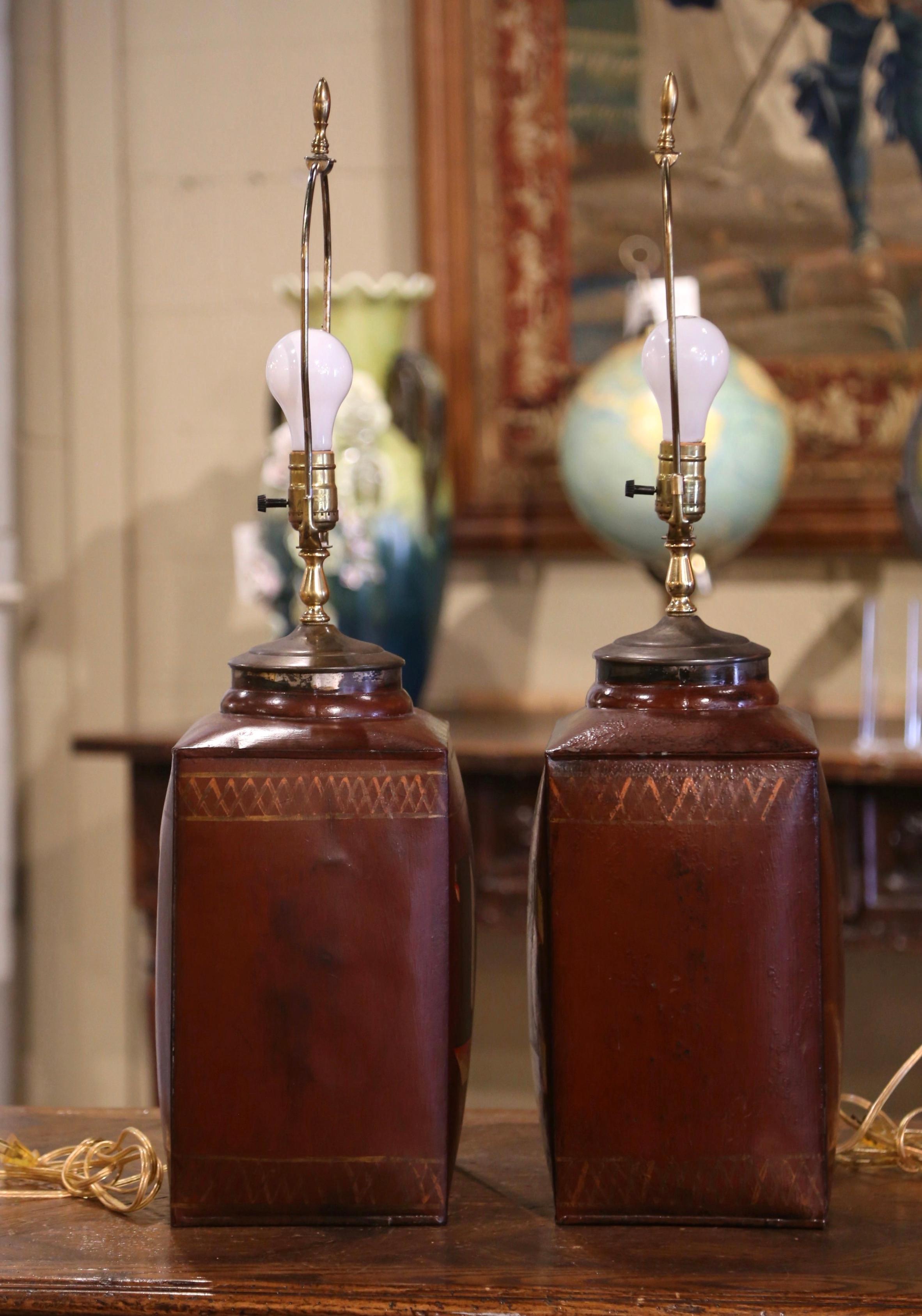 Paar englische bemalte Teekanister-Tischlampen mit Lampenschirmen aus dem 19. 3