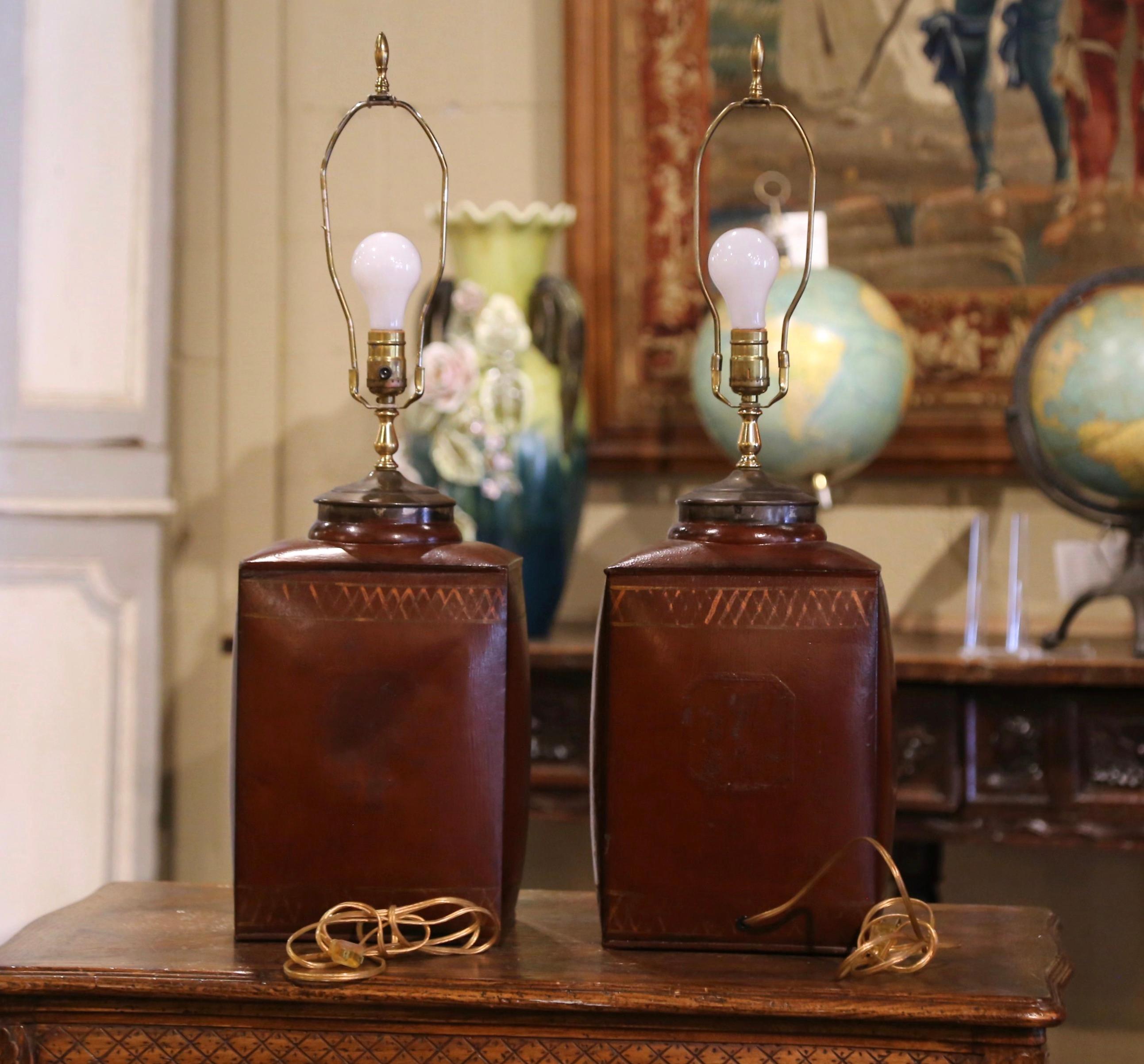 Paar englische bemalte Teekanister-Tischlampen mit Lampenschirmen aus dem 19. 4