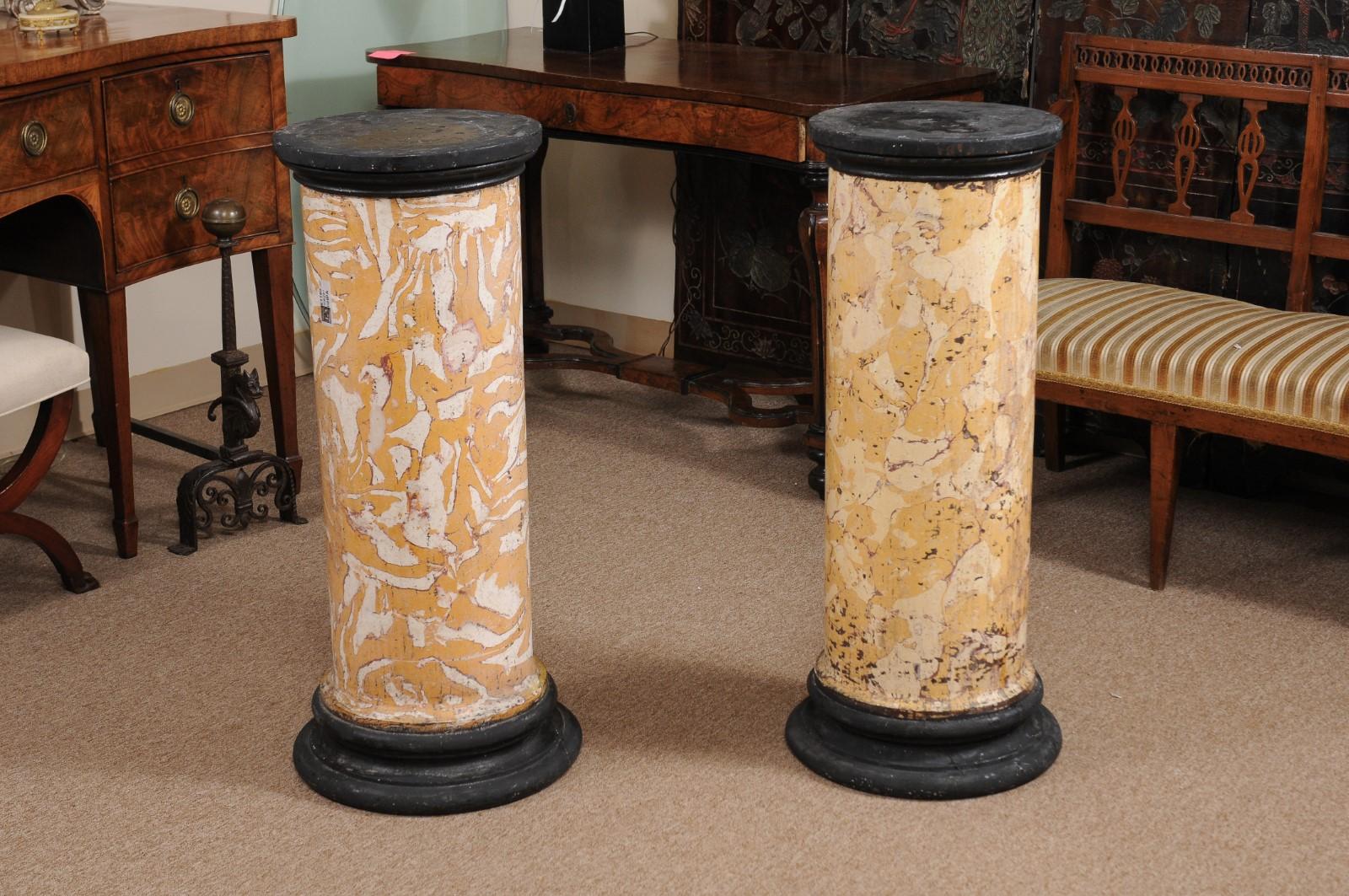 Plâtre Paire de colonnes / piédestaux en plâtre anglais du 19ème siècle avec décoration marbrée