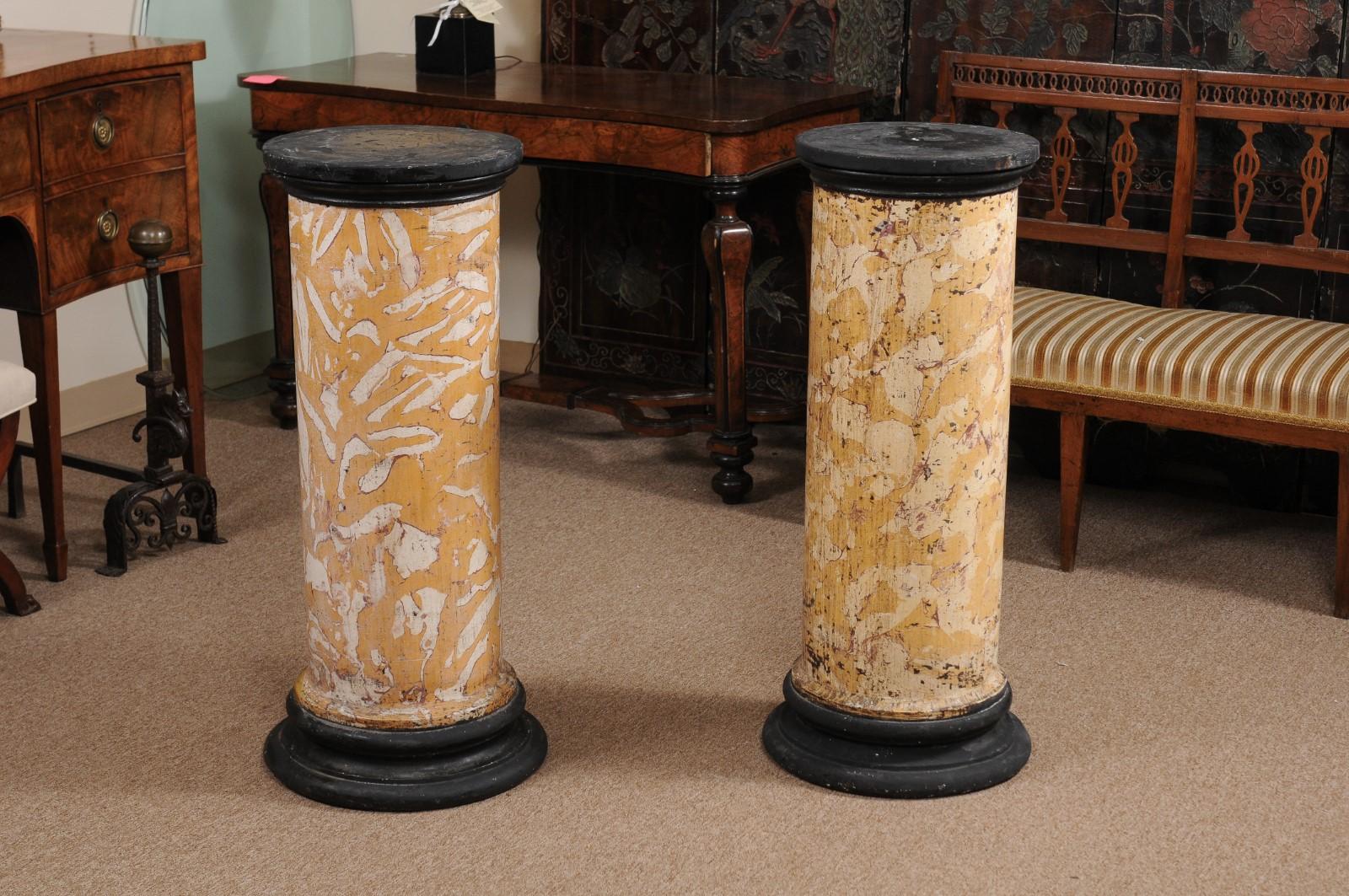 Paar englische Gipssäulen/Pedestale aus dem 19. Jahrhundert mit marmorierter Dekoration
