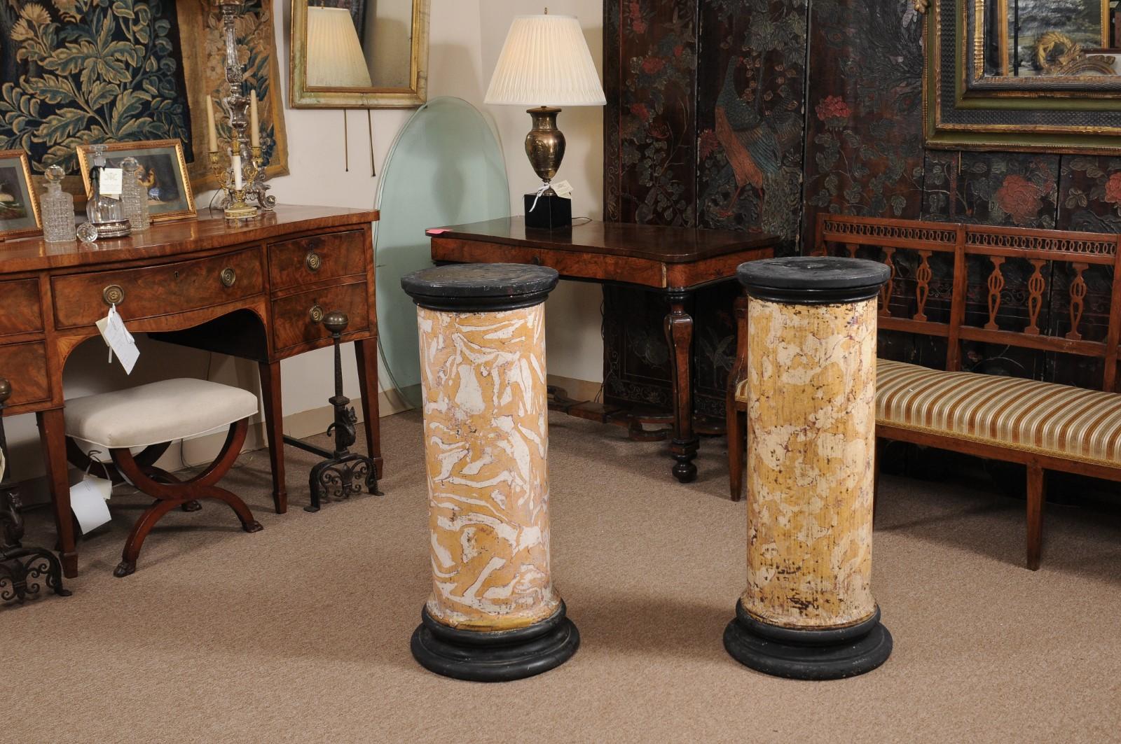 Européen Paire de colonnes / piédestaux en plâtre anglais du 19ème siècle avec décoration marbrée