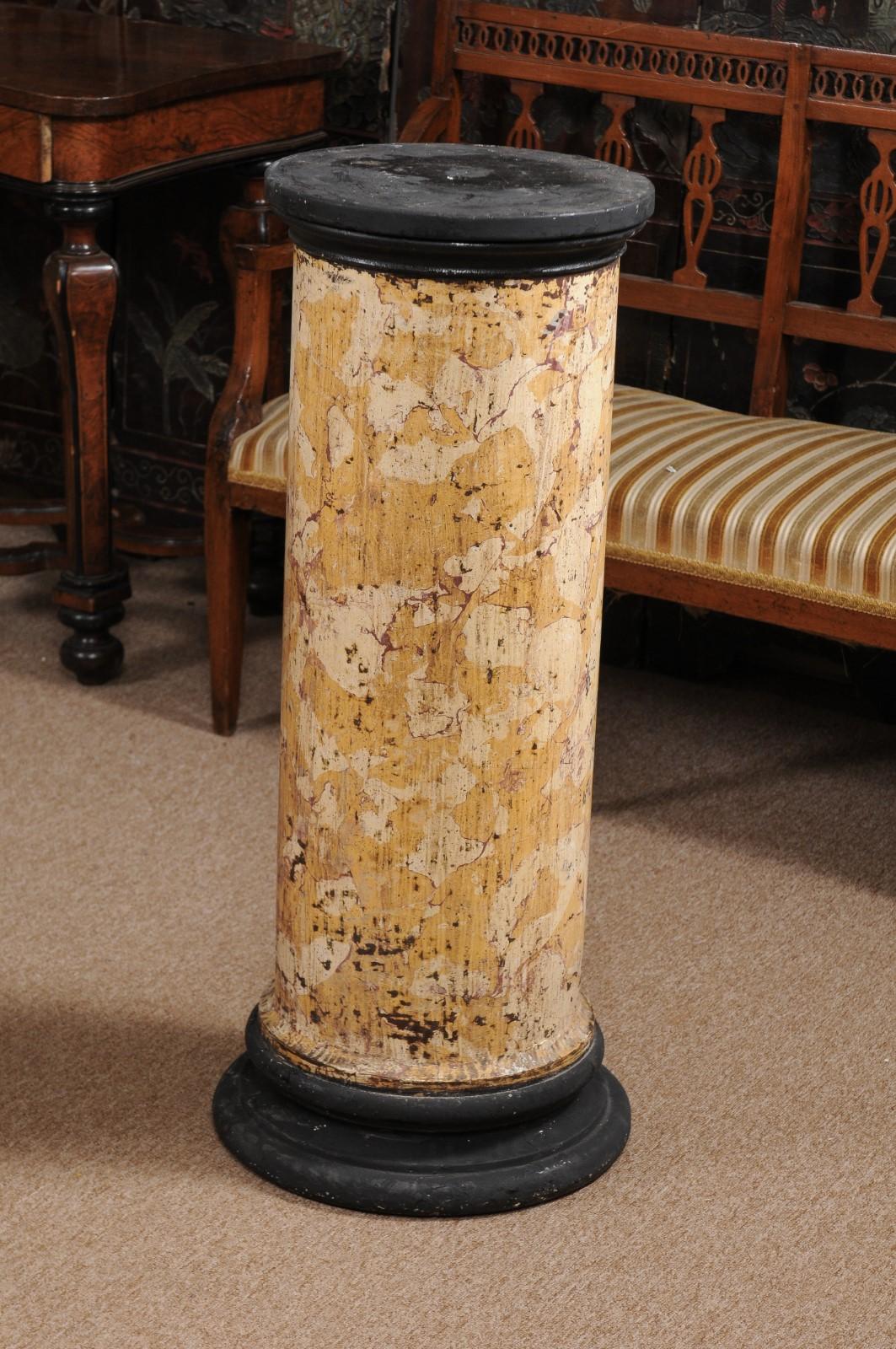 XIXe siècle Paire de colonnes / piédestaux en plâtre anglais du 19ème siècle avec décoration marbrée
