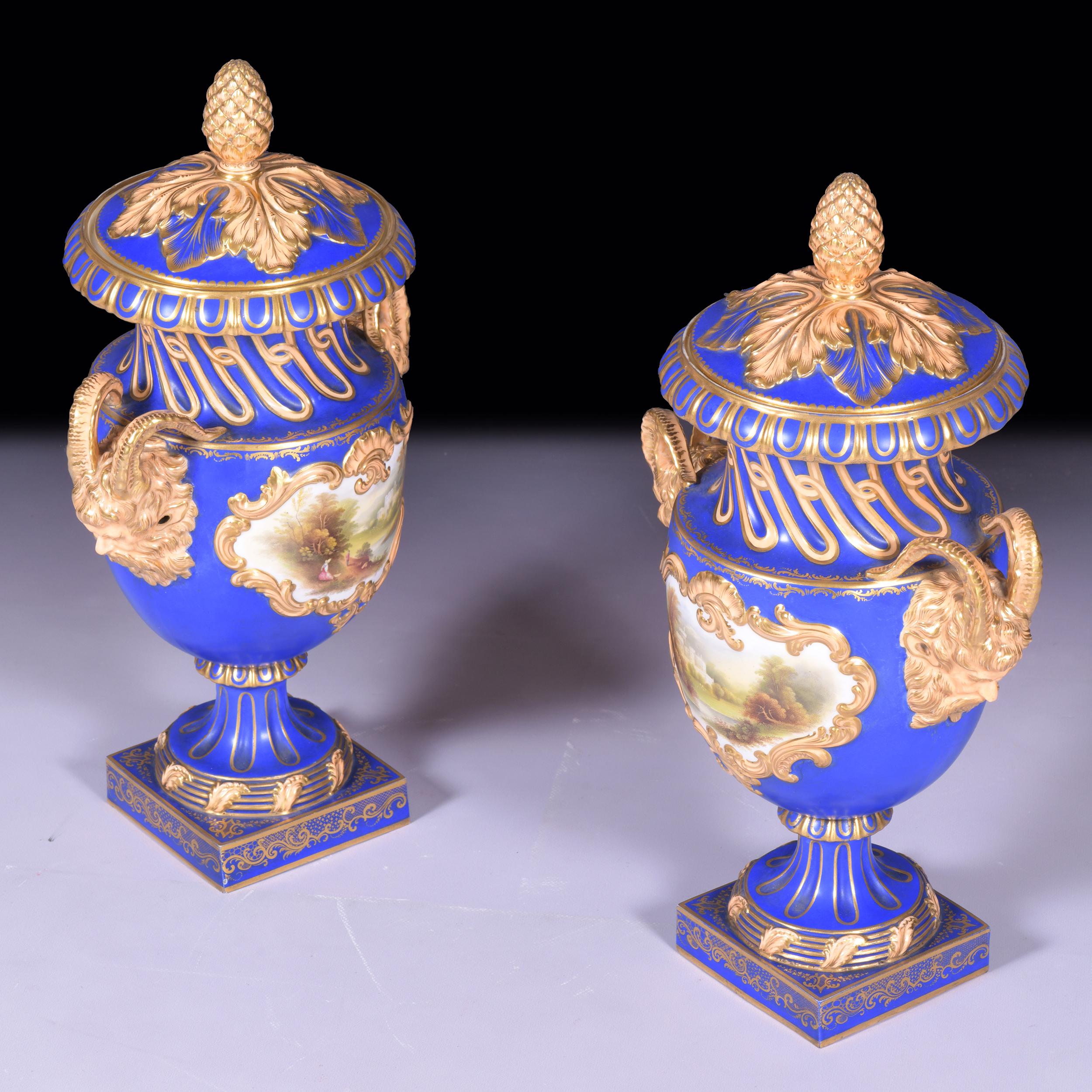 Vittoriano Coppia di vasi e coperchi in porcellana inglese del XIX secolo di Coalport Porcelain in vendita