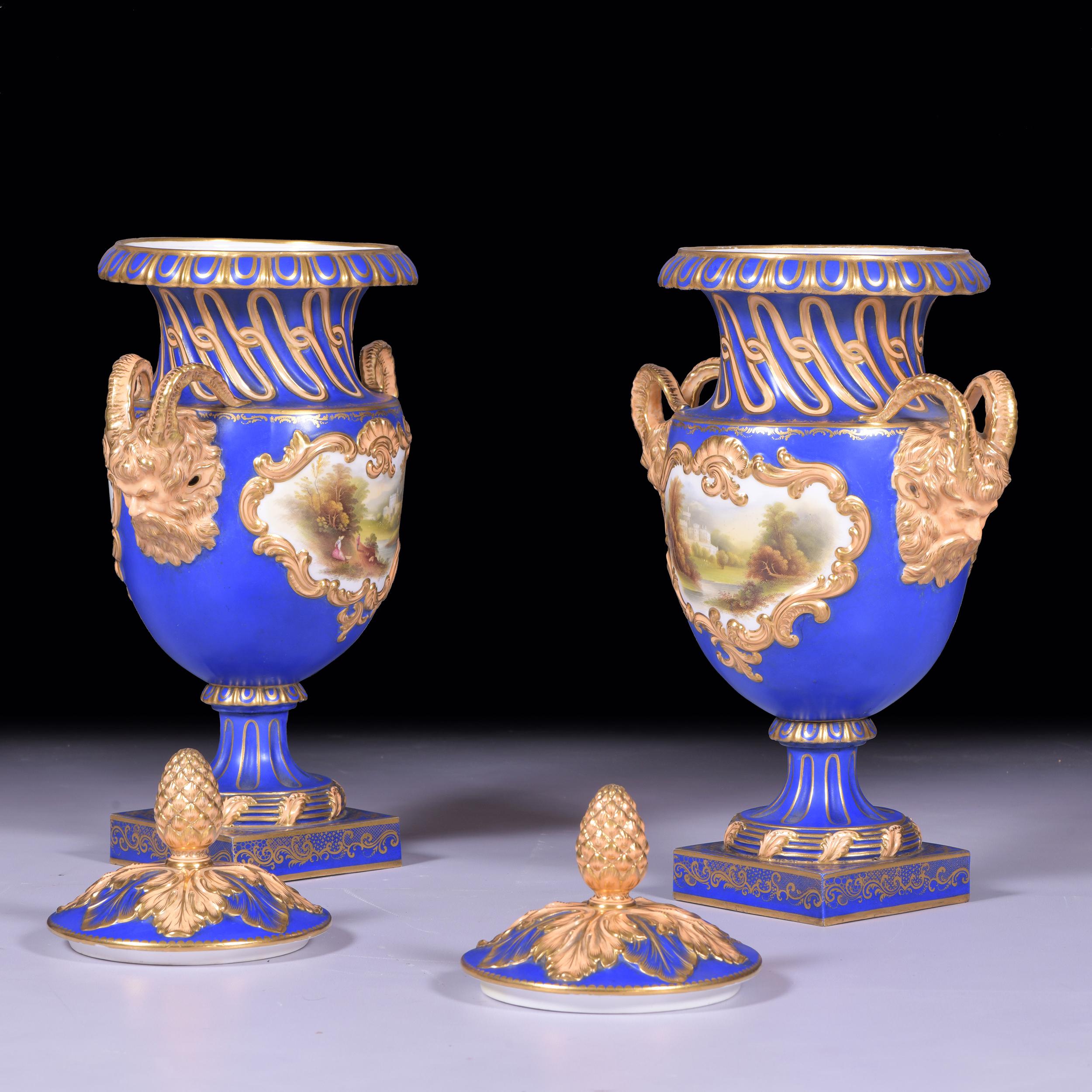 Inglese Coppia di vasi e coperchi in porcellana inglese del XIX secolo di Coalport Porcelain in vendita
