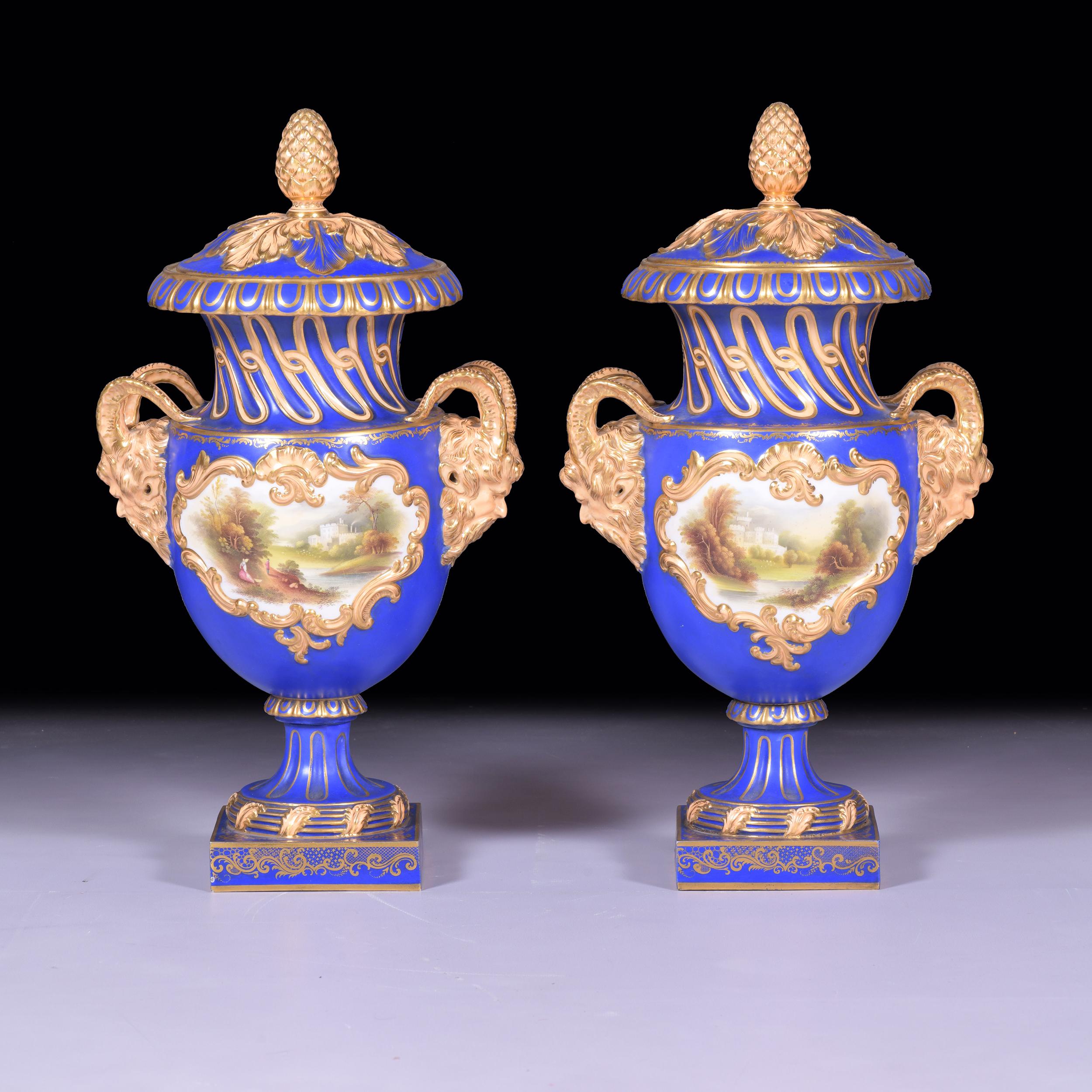 Coppia di vasi e coperchi in porcellana inglese del XIX secolo di Coalport Porcelain In condizioni buone in vendita a Dublin, IE