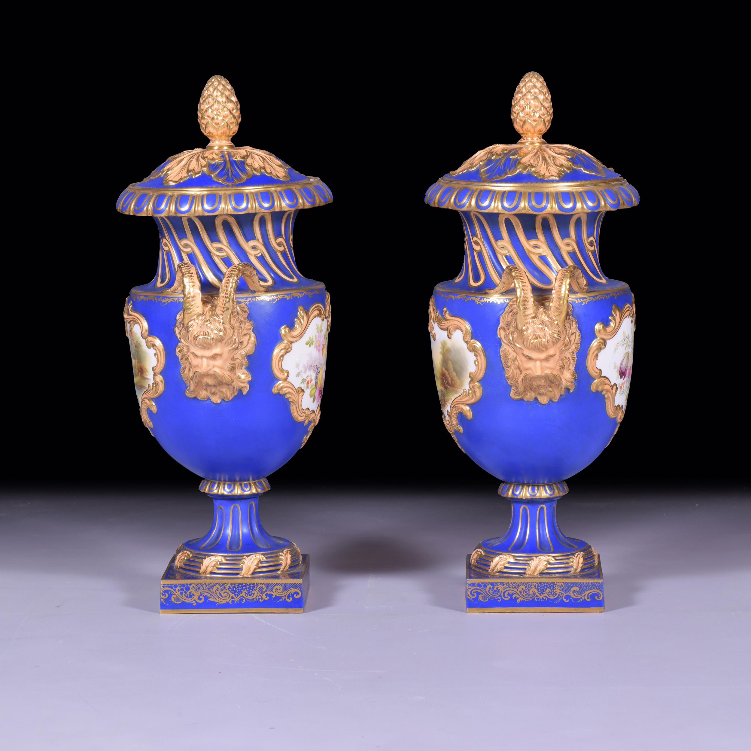 Porcellana Coppia di vasi e coperchi in porcellana inglese del XIX secolo di Coalport Porcelain in vendita
