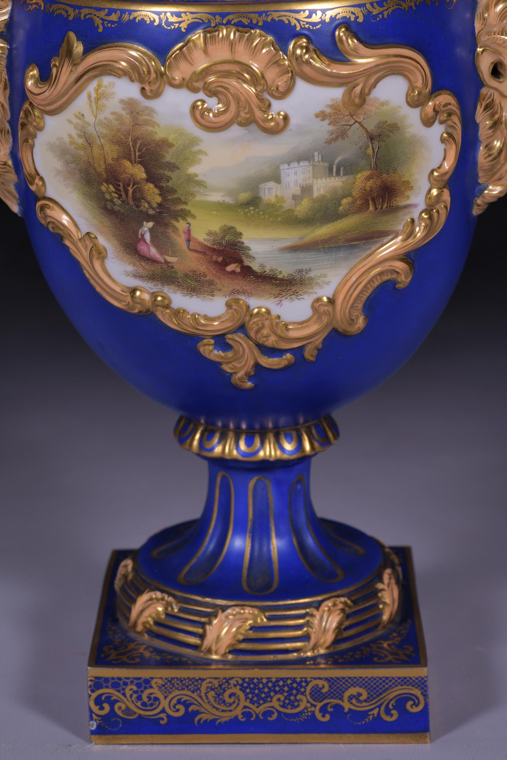 Coppia di vasi e coperchi in porcellana inglese del XIX secolo di Coalport Porcelain in vendita 1