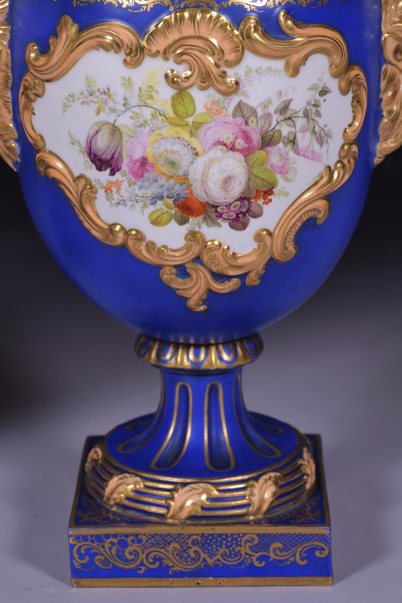 Coppia di vasi e coperchi in porcellana inglese del XIX secolo di Coalport Porcelain in vendita 3