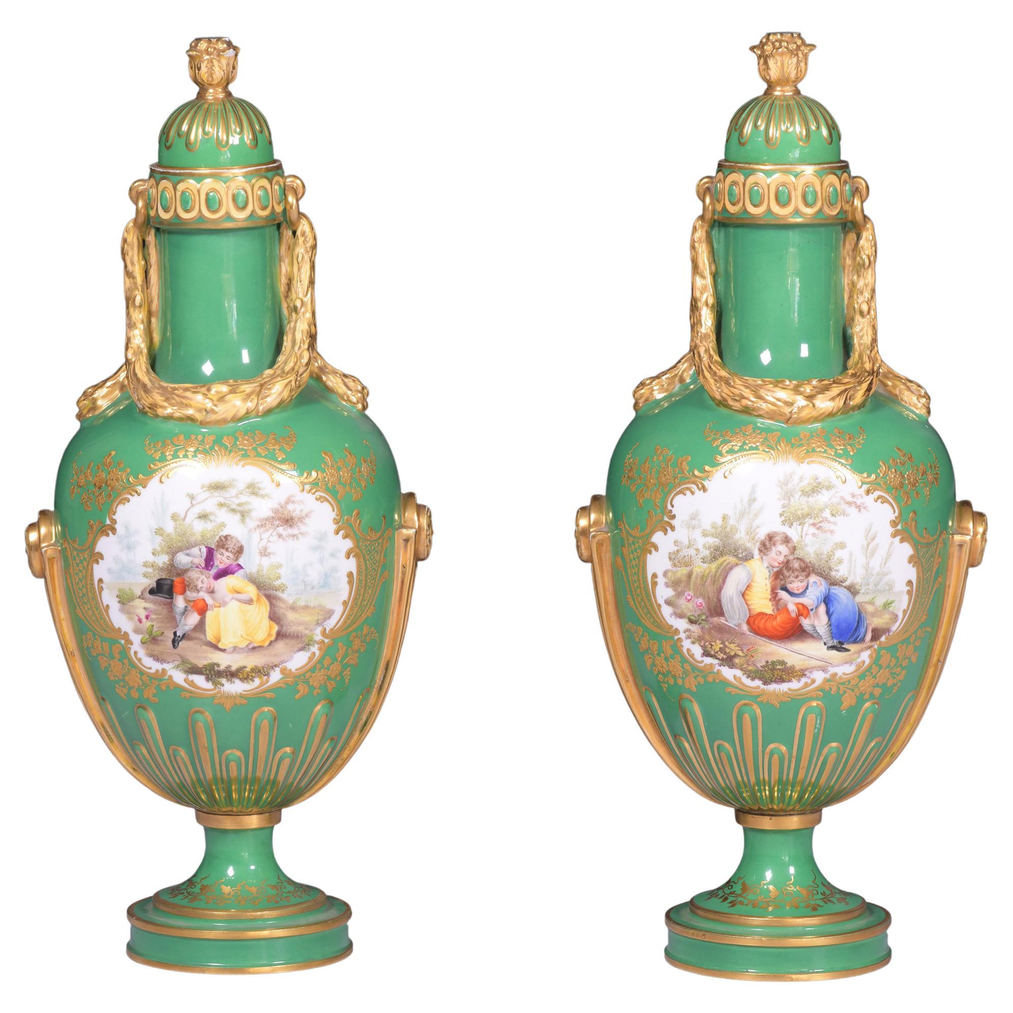 Pareja De Jarrones Y Tapas De Porcelana Inglesa Del Siglo XIX De Coalport