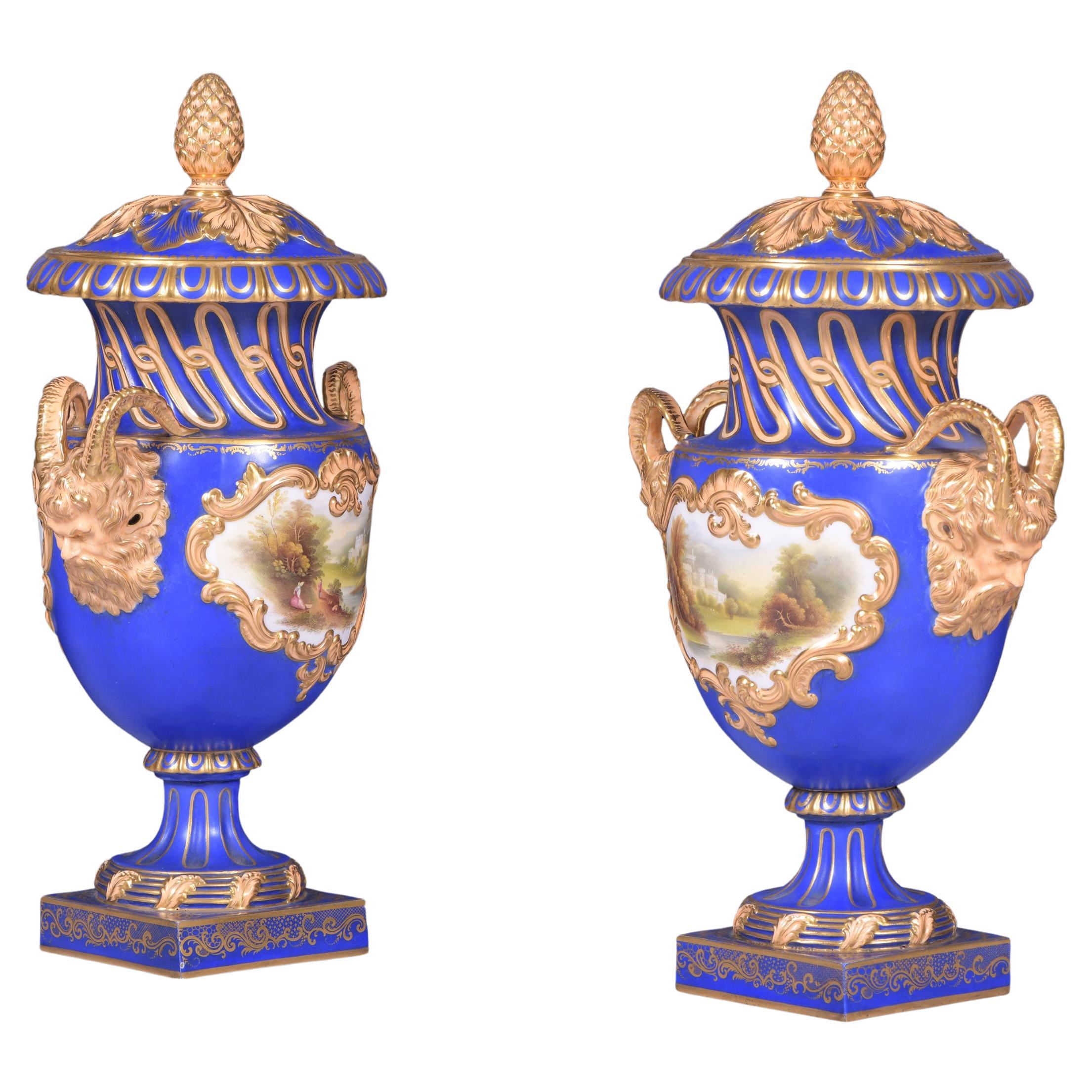 Paire de vases et couvercles en porcelaine anglaise du 19ème siècle par Coalport