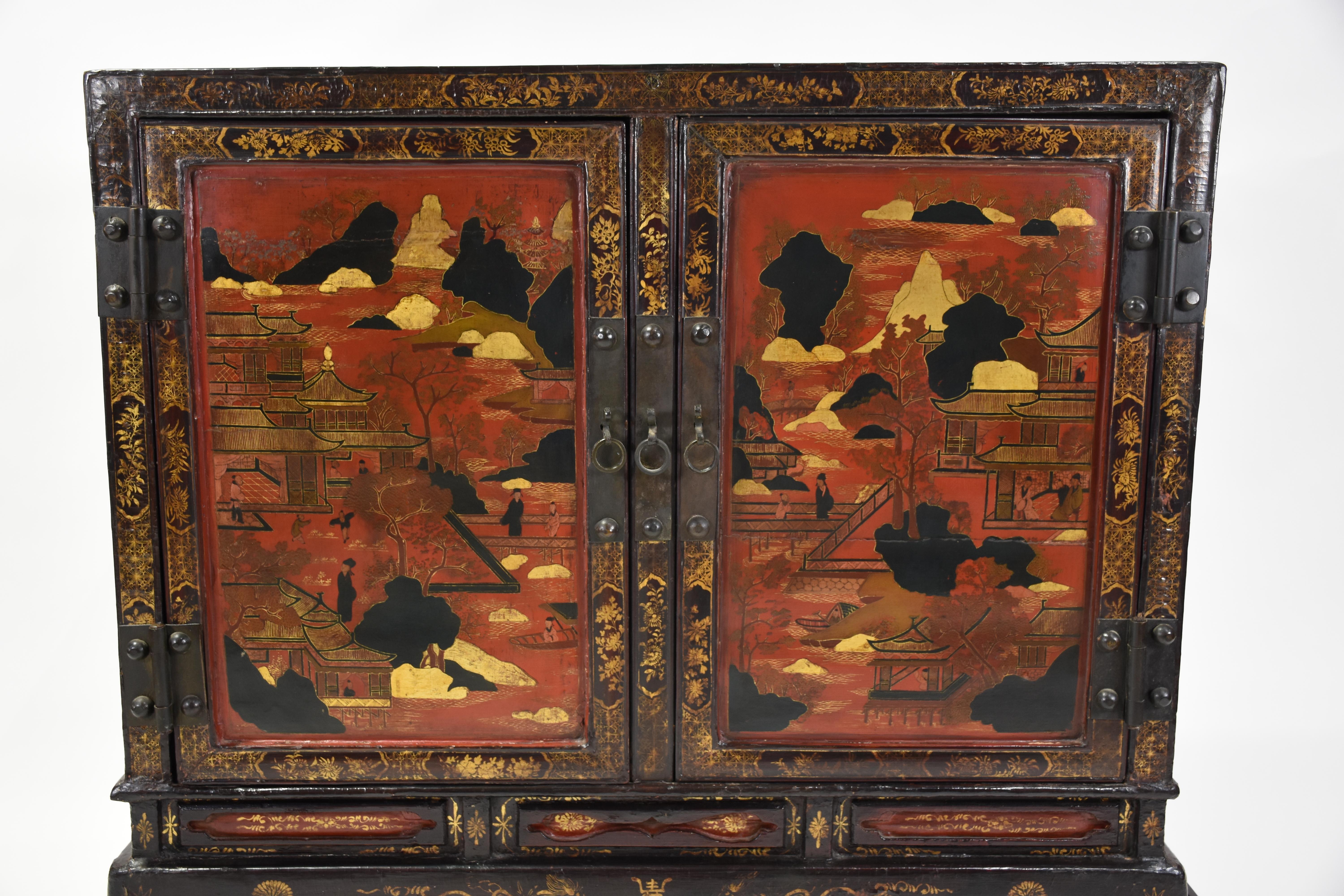 Paire d'armoires laquées de style Régence anglaise du 19e siècle (Chinoiserie) en vente 2