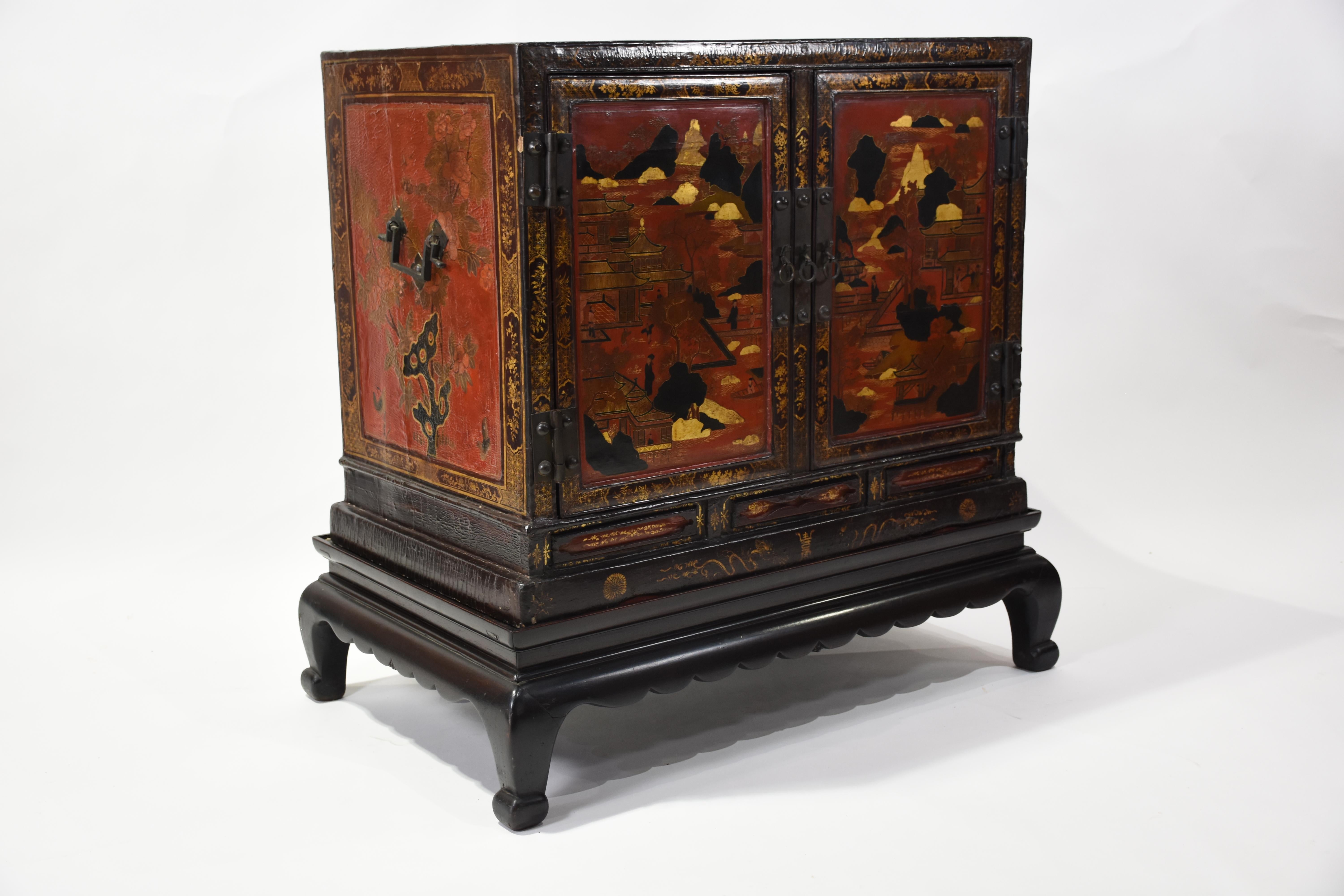 Paire d'armoires laquées de style Régence anglaise du 19e siècle (Chinoiserie) en vente 4