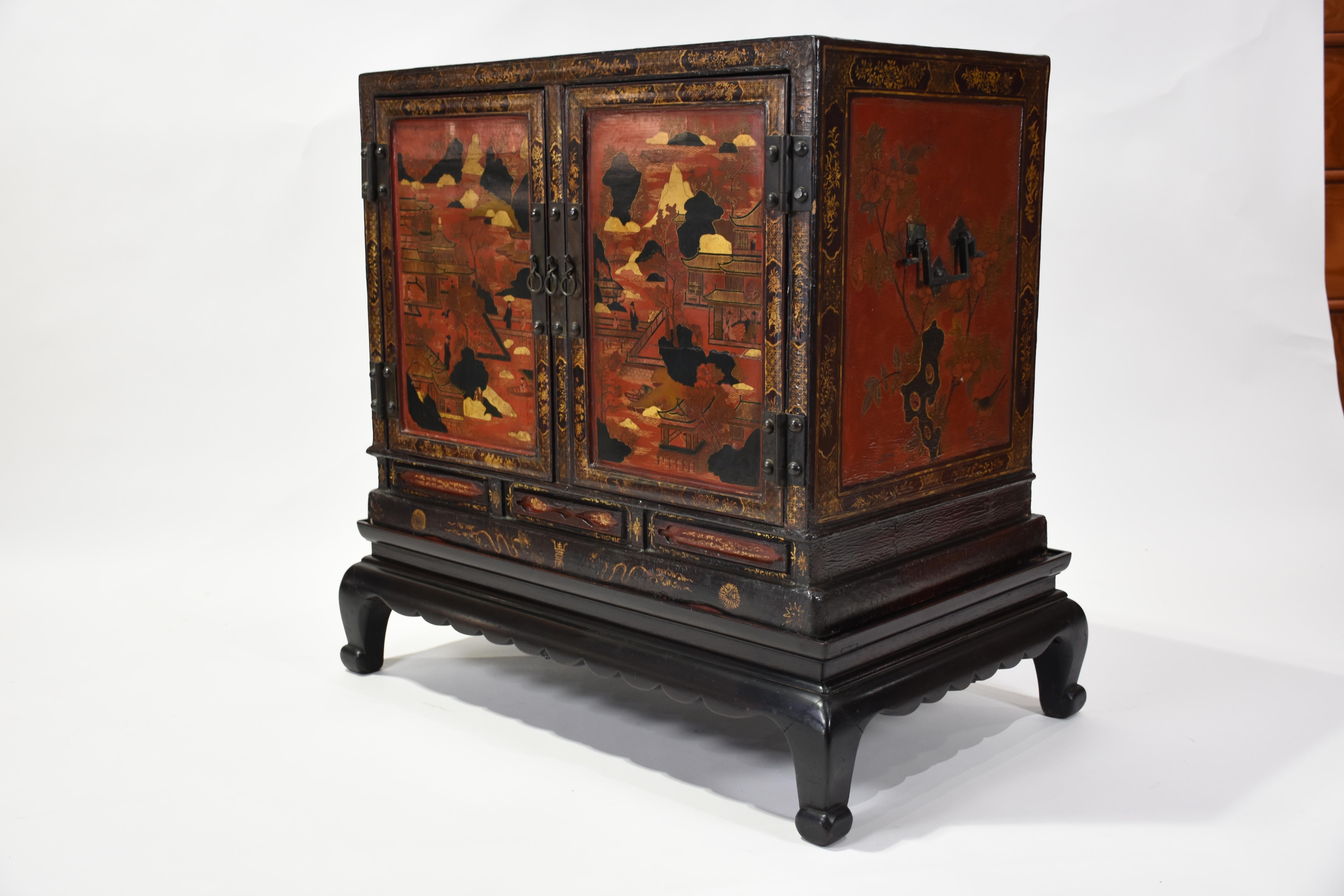 Paire d'armoires laquées de style Régence anglaise du 19e siècle (Chinoiserie) en vente 5