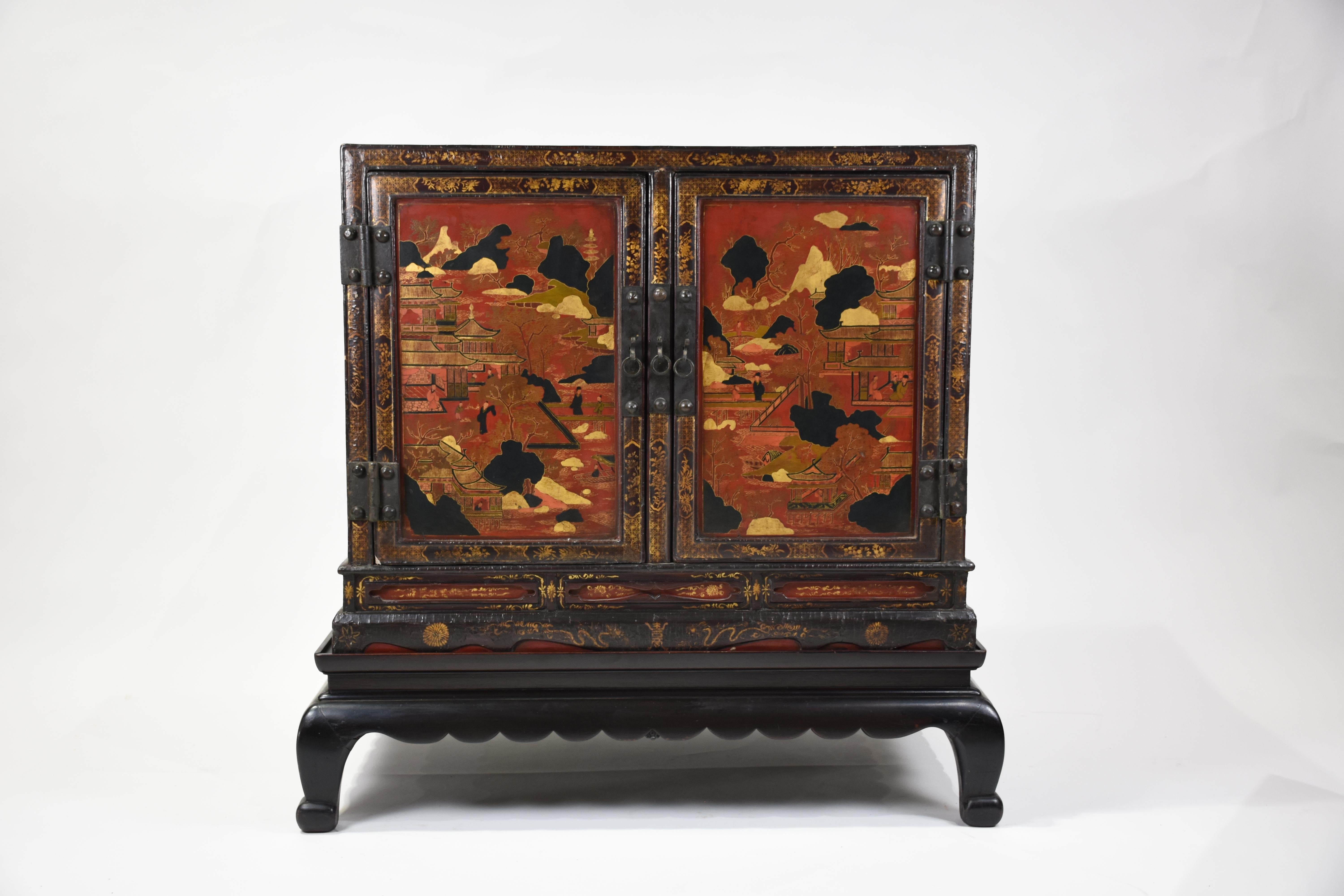Rare et exceptionnelle paire d'armoires laquées de style Régence anglaise du début du XIXe siècle, fabriquées à la main et décorées de façon exquise. Chaque meuble se compose d'une caisse rectangulaire avec un cadre en pente douce et des portes