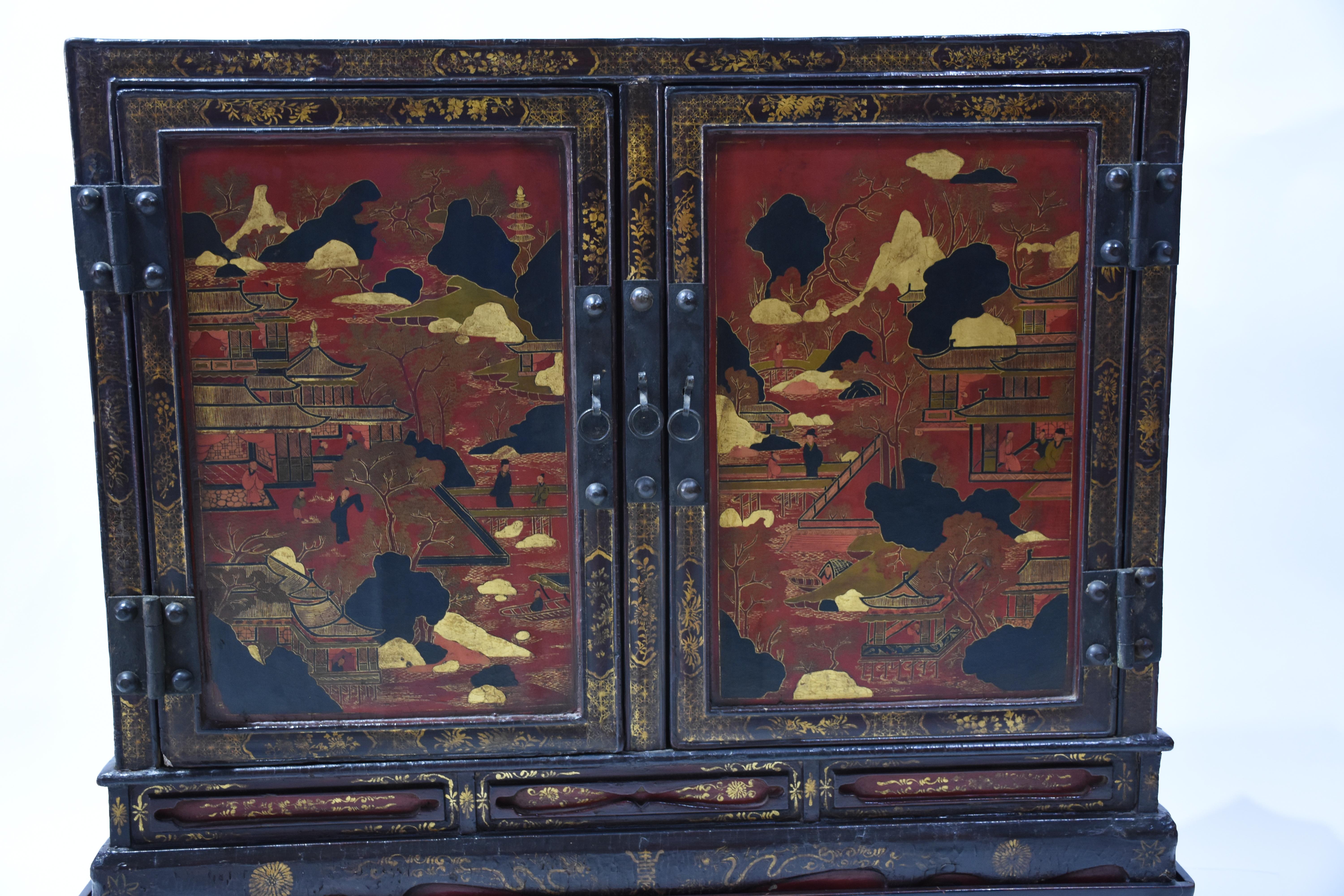 Anglais Paire d'armoires laquées de style Régence anglaise du 19e siècle (Chinoiserie) en vente