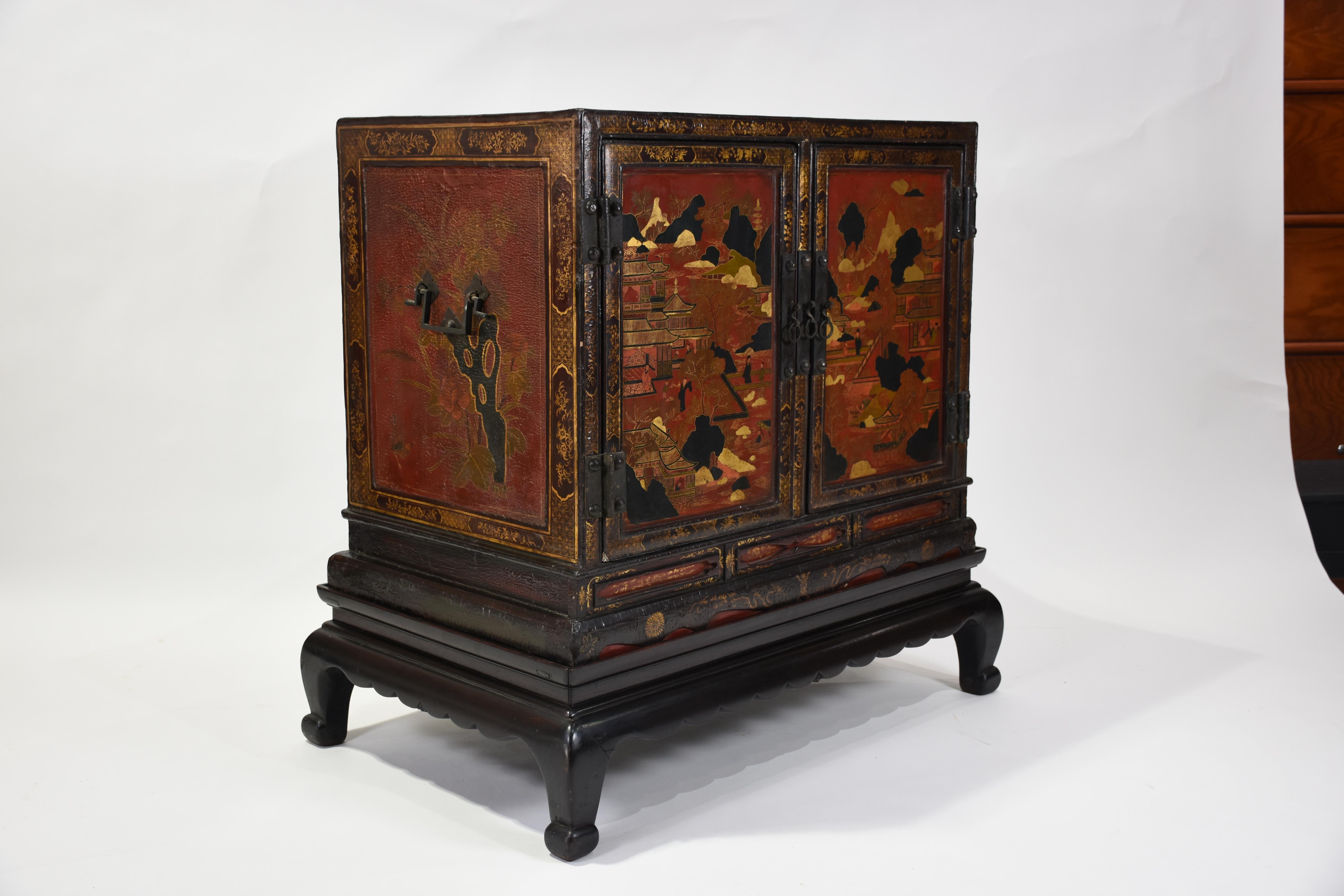 Paire d'armoires laquées de style Régence anglaise du 19e siècle (Chinoiserie) Bon état - En vente à New York, NY