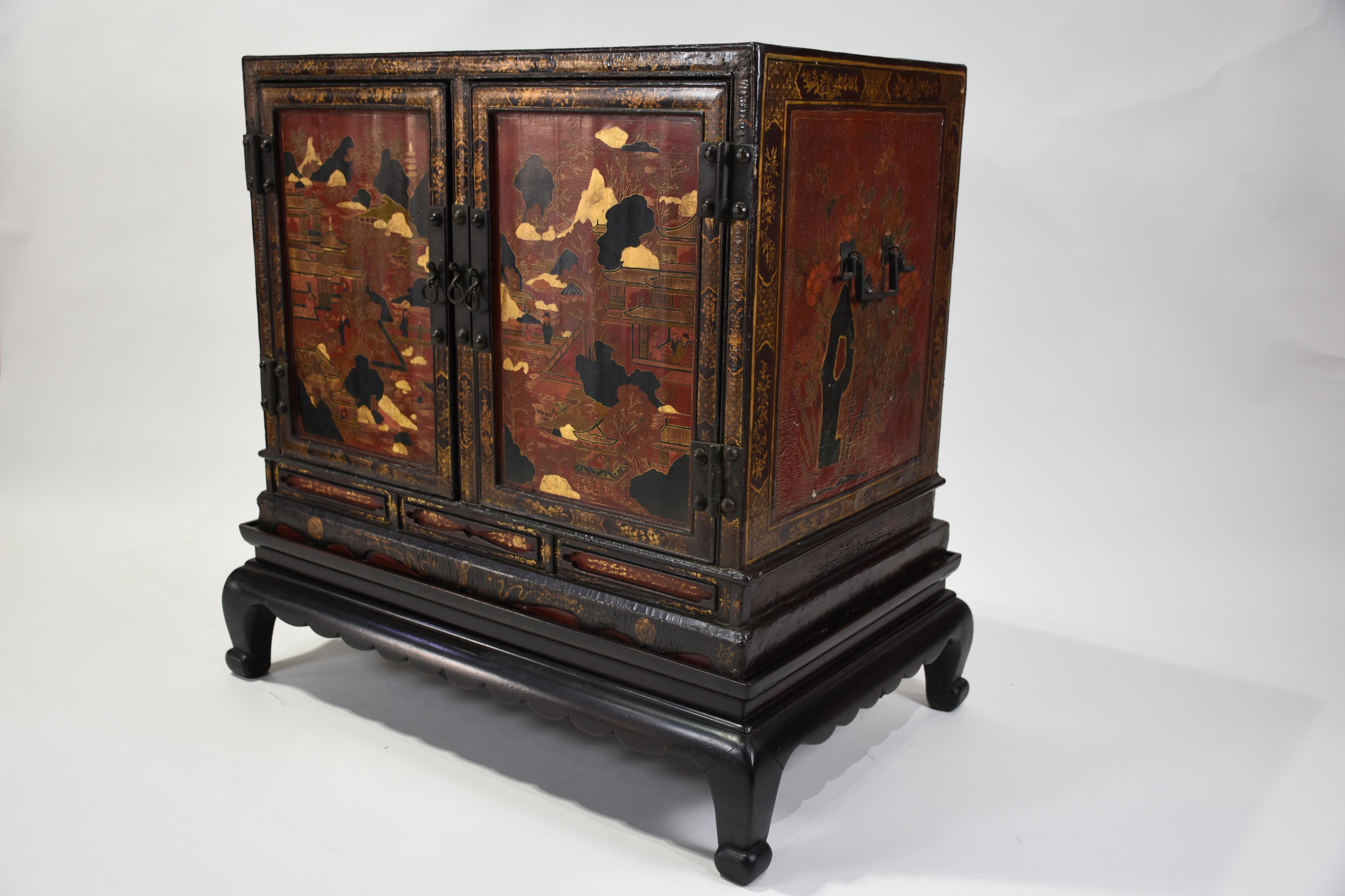 XIXe siècle Paire d'armoires laquées de style Régence anglaise du 19e siècle (Chinoiserie) en vente