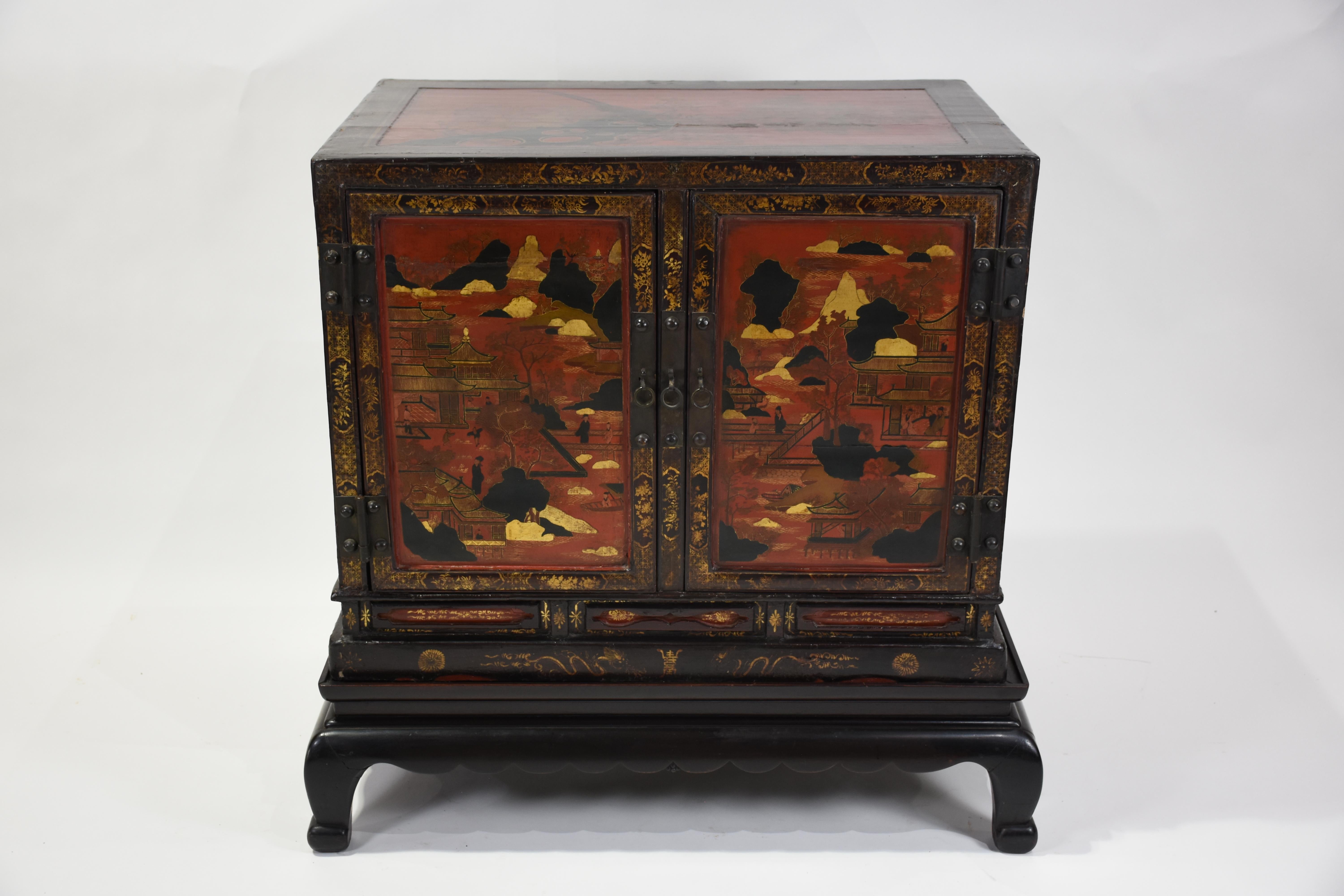 Laque Paire d'armoires laquées de style Régence anglaise du 19e siècle (Chinoiserie) en vente
