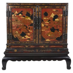 Paar lackierte englische Chinoiserie-Schränke aus dem 19.