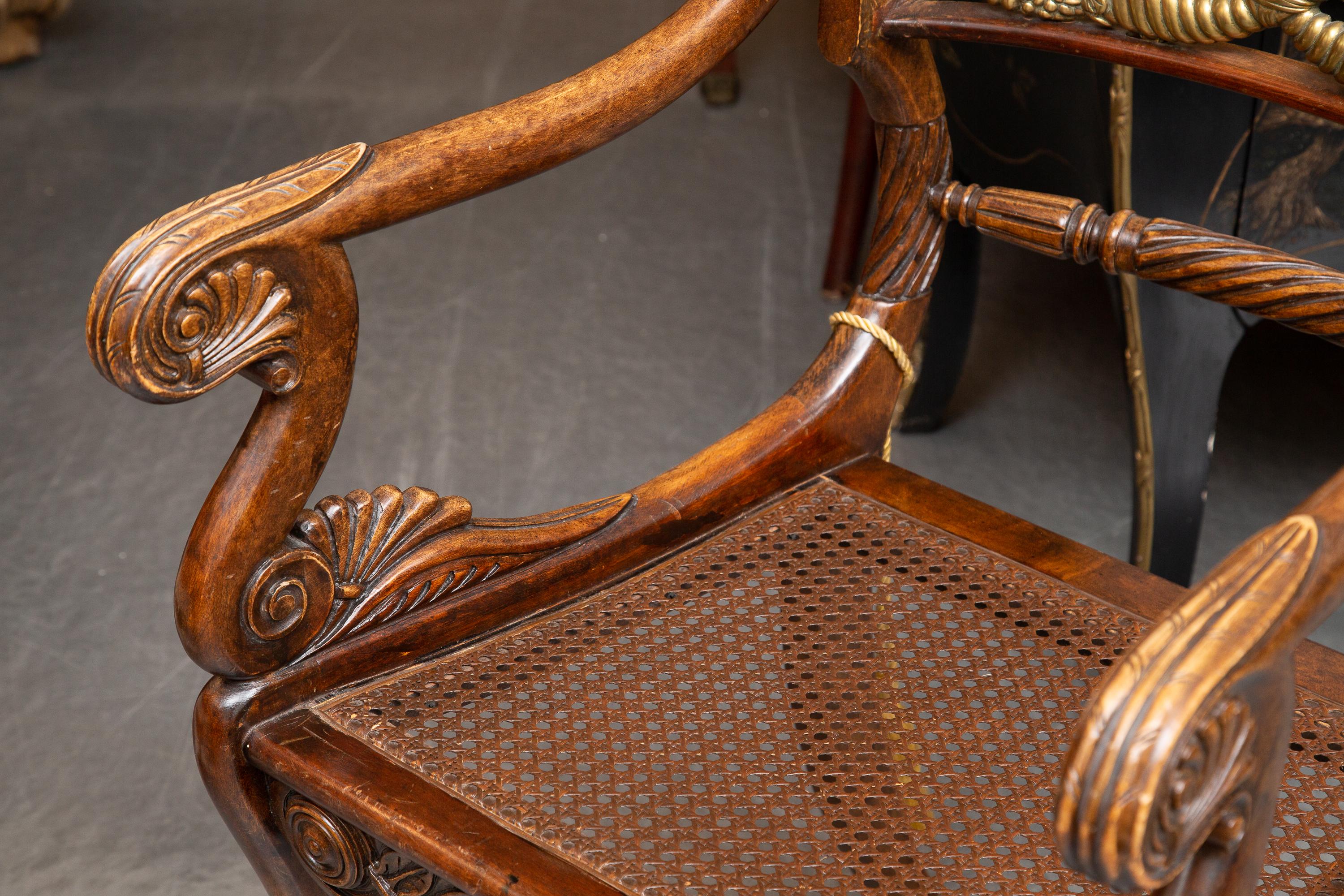 Anglais Paire de fauteuils en acajou de style Régence anglaise du 19ème siècle en vente