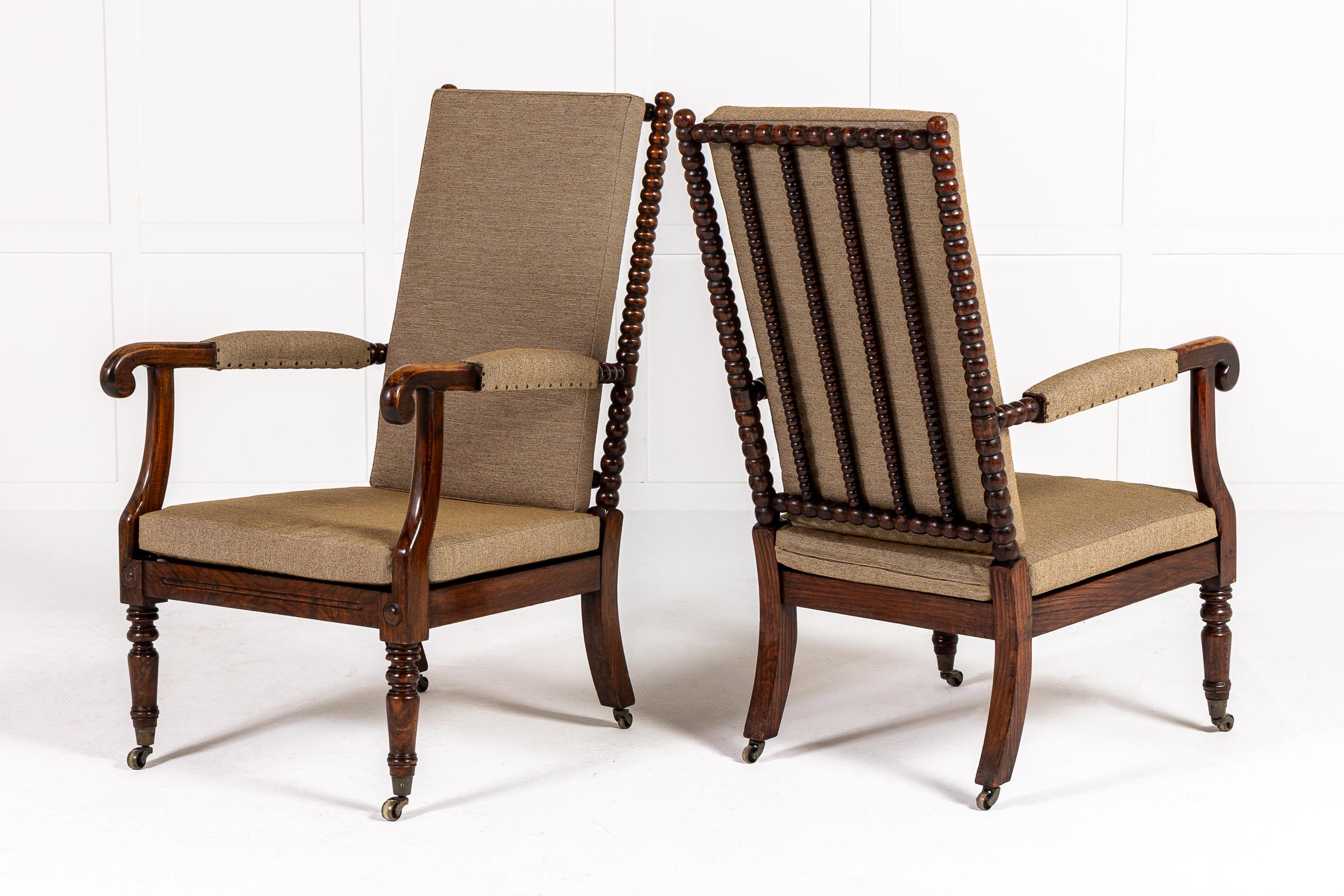 Paire de fauteuils en simili bois de rose tournés aux fuseaux, d'époque Régence anglaise.

Ces chaises bien proportionnées ont un dossier haut, caractéristique des bergères et des chaises de bibliothèque de l'époque. Le dossier de ces chaises est