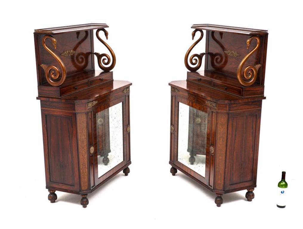 Miroir Paire d'armoires d'appoint en bois de rose de style Régence anglaise en vente