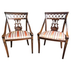 Paire de chaises d'appoint Regency anglaises du 19ème siècle en acajou sculpté et tapissées
