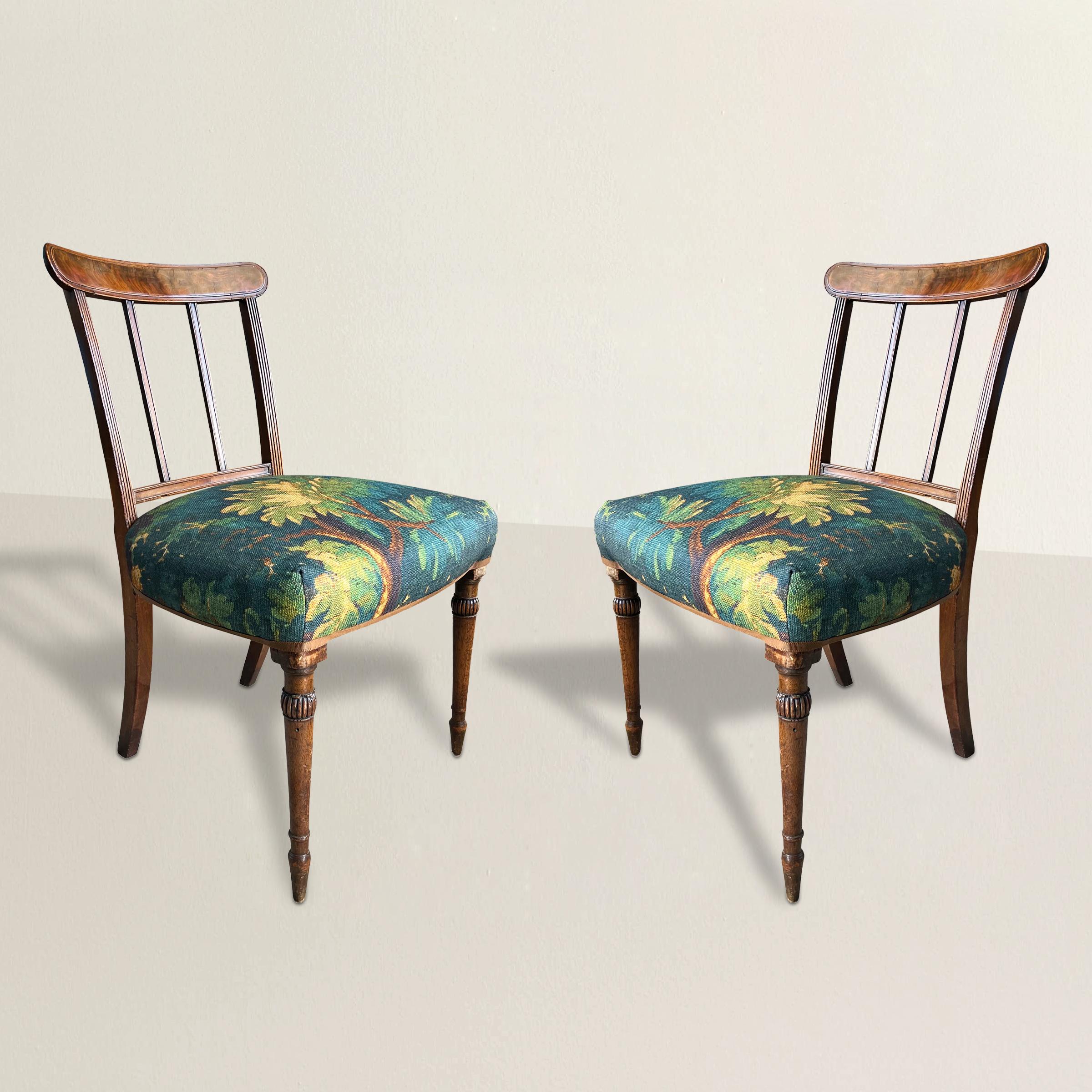 Diese exquisiten englischen Regency-Seitenstühle verkörpern die Eleganz und Raffinesse der Regency-Zeit. Das sorgfältig aus geflammtem Mahagoni gefertigte Holz mit seinen warmen, satten Farbtönen und komplizierten Maserungen bietet eine luxuriöse