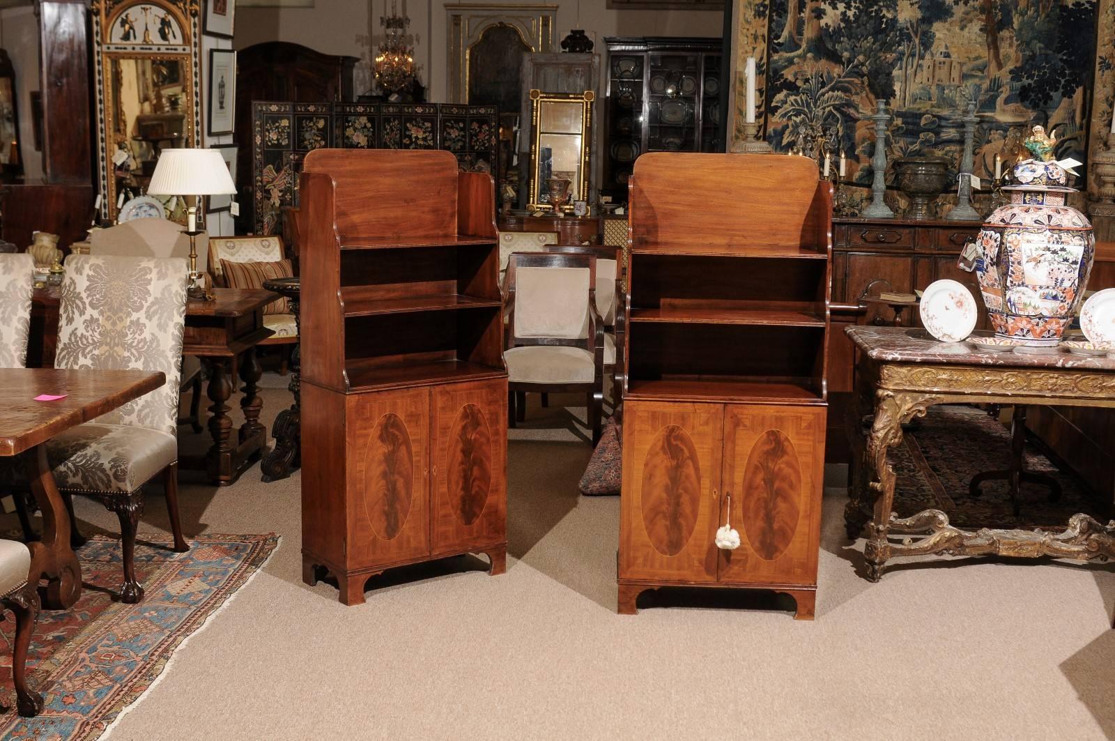 Regency Paire de bibliothèques en acajou de style Régence anglaise du 19ème siècle en vente