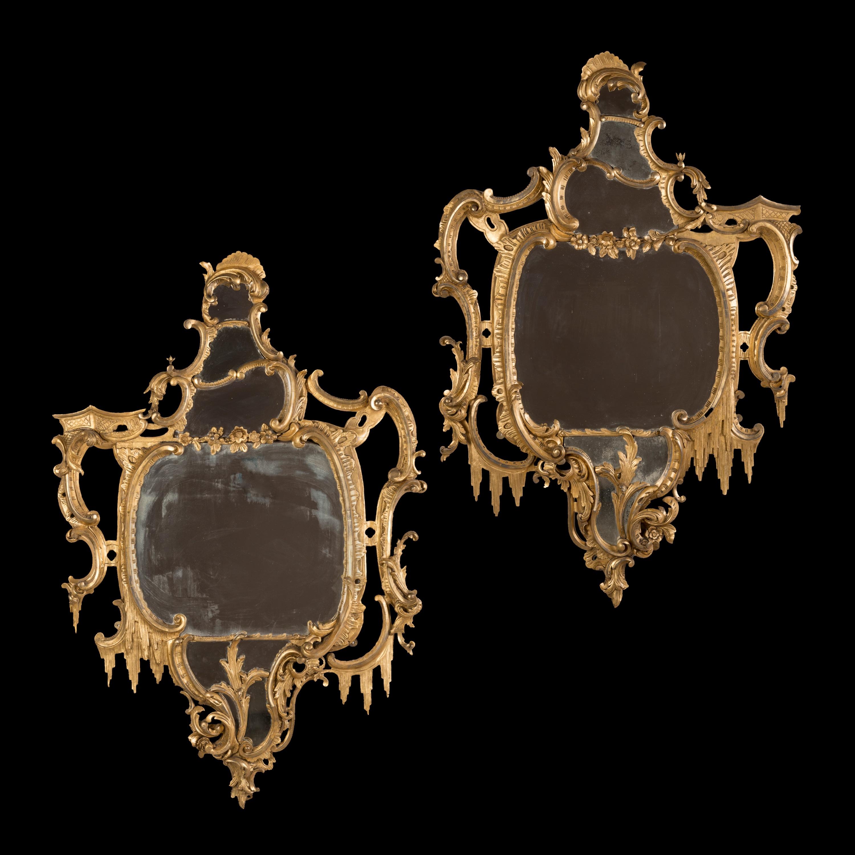 Coppia di specchi inglesi in stile rococò

Scolpiti in legno e dorati, i piatti argentati al mercurio a forma di mandorla sono circondati da una cornice rococò asimmetrica curata con volute, foglie d'acanto, fiori, tetti a pagoda e ghiaccioli a
