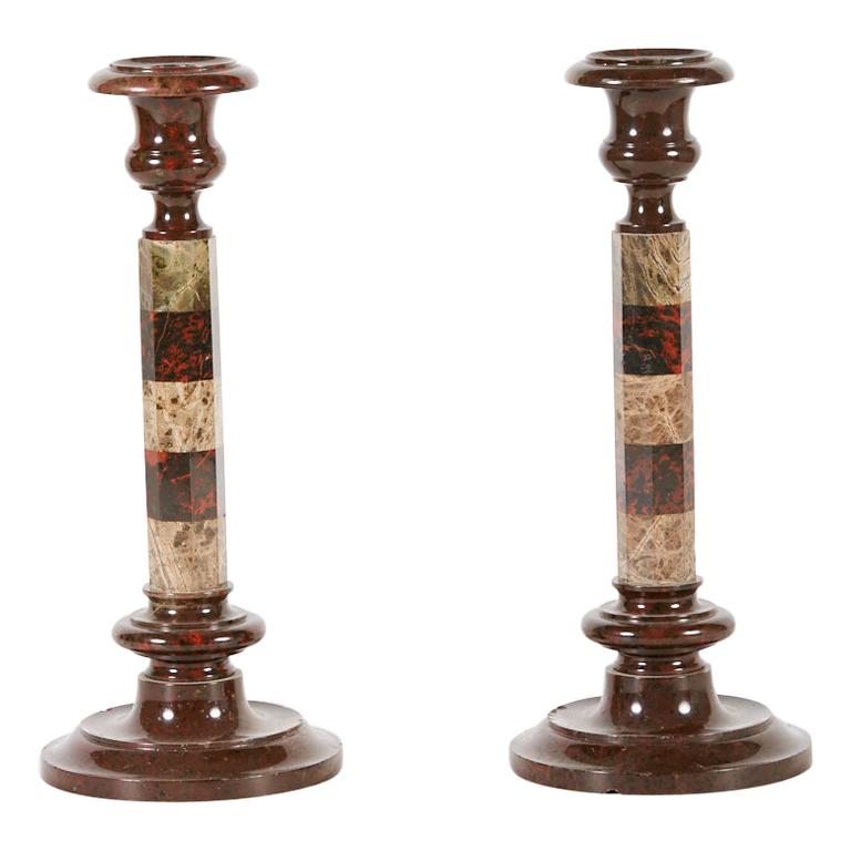 Paar englische Serpentinen-Kerzenständer aus dem 19. Jahrhundert