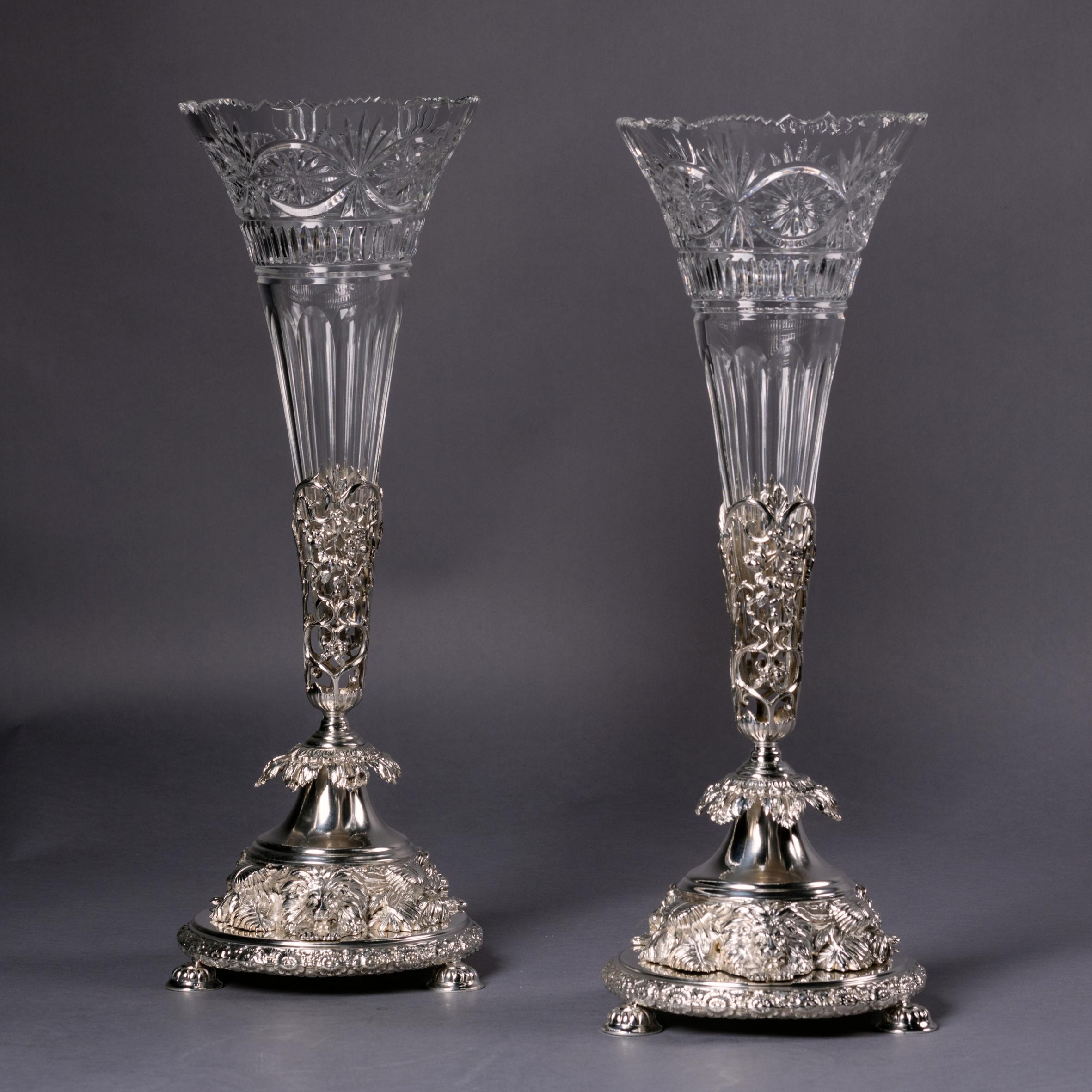 Pareja de jarrones victorianos plateados y de cristal tallado de Joseph Rodgers & Sons. 

Con marcas para Joseph Rodgers & Sons. Sheffield. 

Cada jarrón tiene un tallo en forma de trompeta de cristal tallado, las bases circulares sobre pies de