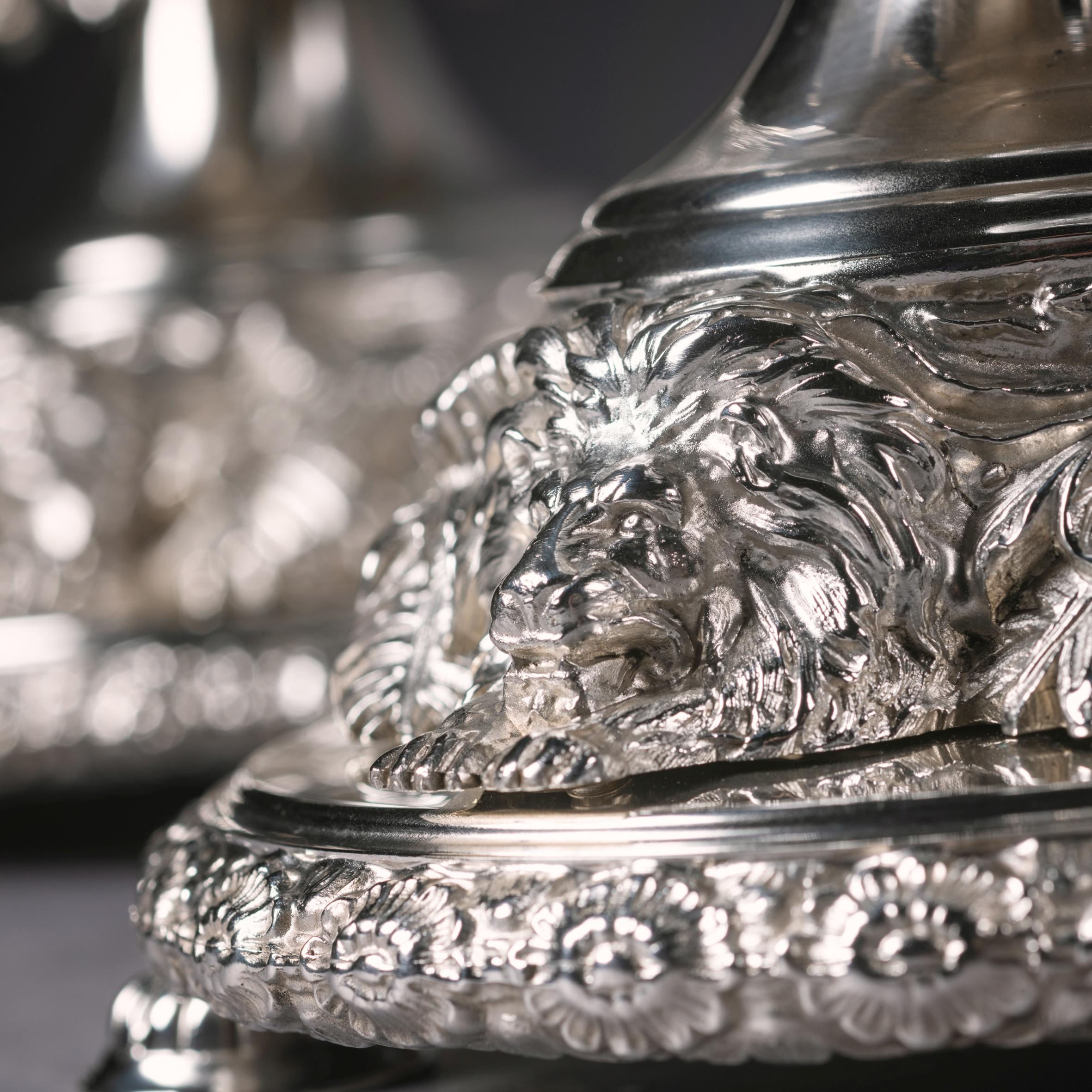 Pareja de jarrones ingleses del siglo XIX chapados en plata y con cristal tallado Victoriano en venta