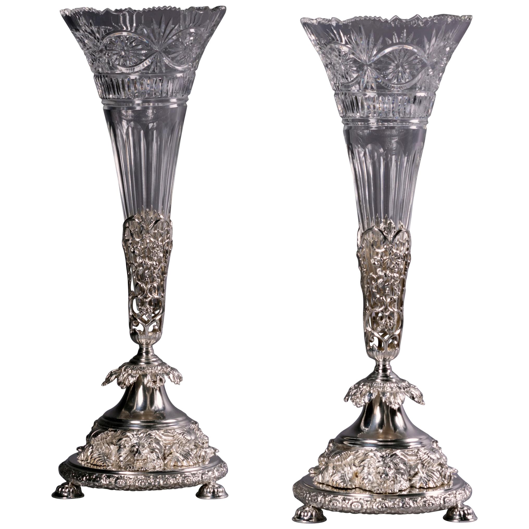 Paar englische versilberte und geschliffene Glasvasen des 19. Jahrhunderts