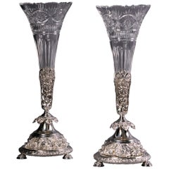 Paire de vases anglais du 19ème siècle en métal argenté et verre taillé