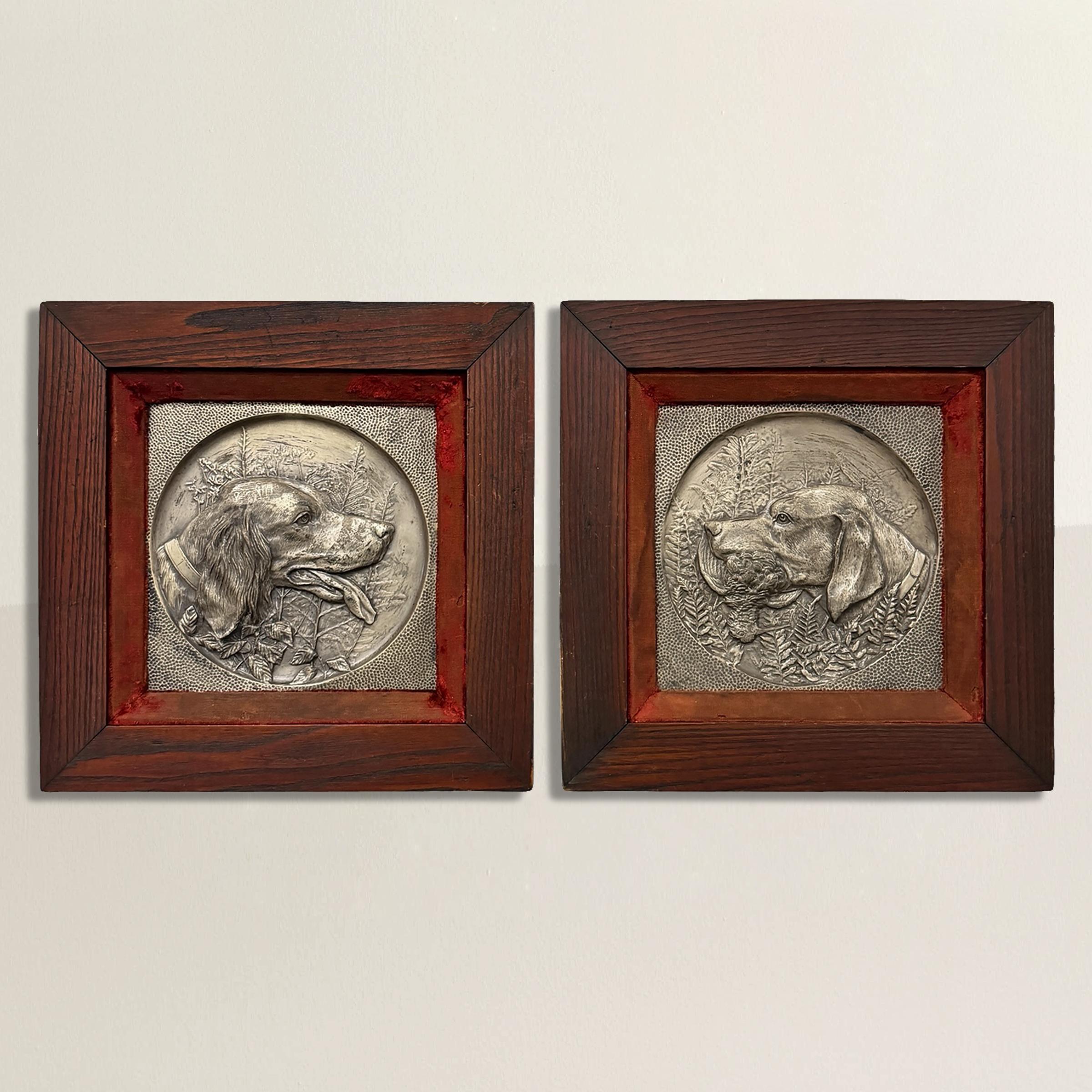 Un par de placas retrato inglesas del siglo XIX, de estaño martillado, que captan la vida deportiva con una ternura que rara vez se encuentra en el metal. Uno de ellos representa a un Spaniel ansioso, con la boca abierta y la lengua fuera,