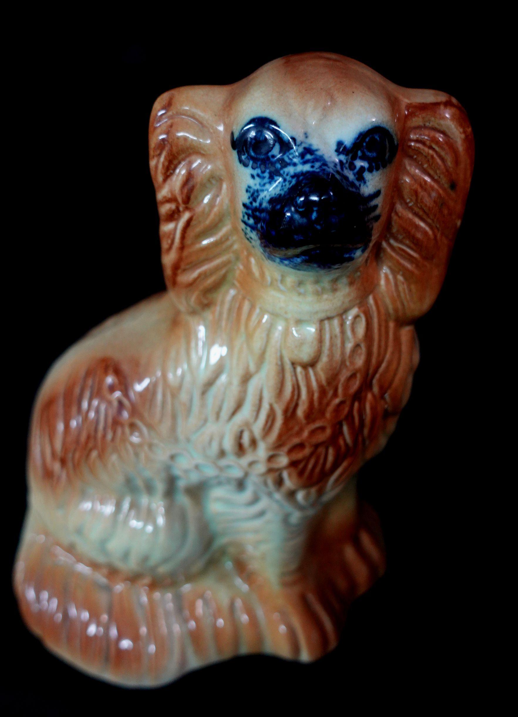 Pair of 19th Century English Staffordshire Dogs Figurines In Good Condition For Sale In Norton, MA