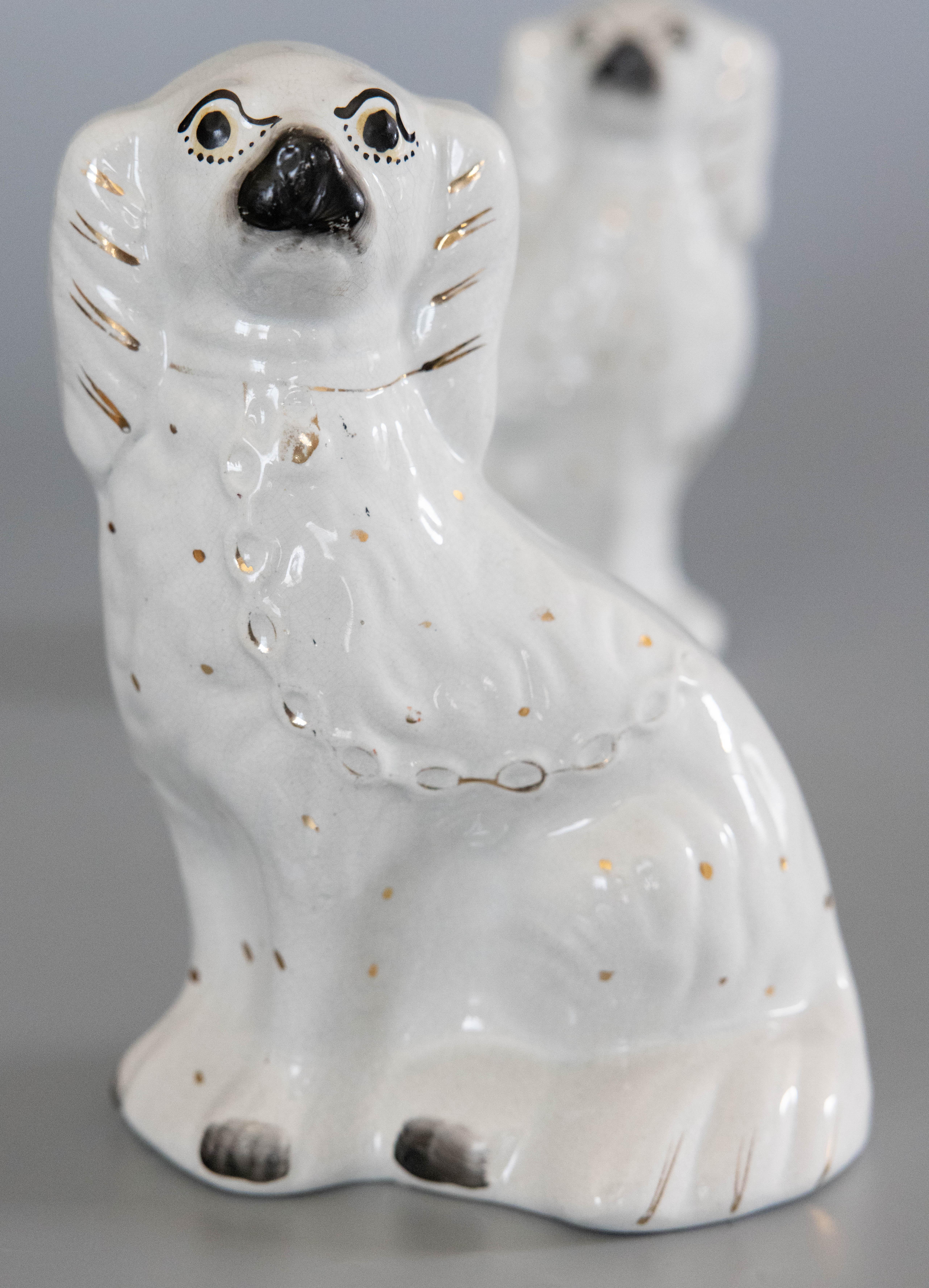 Victorien Paire de figurines de chiens épagneuls du Staffordshire du 19ème siècle anglais en vente