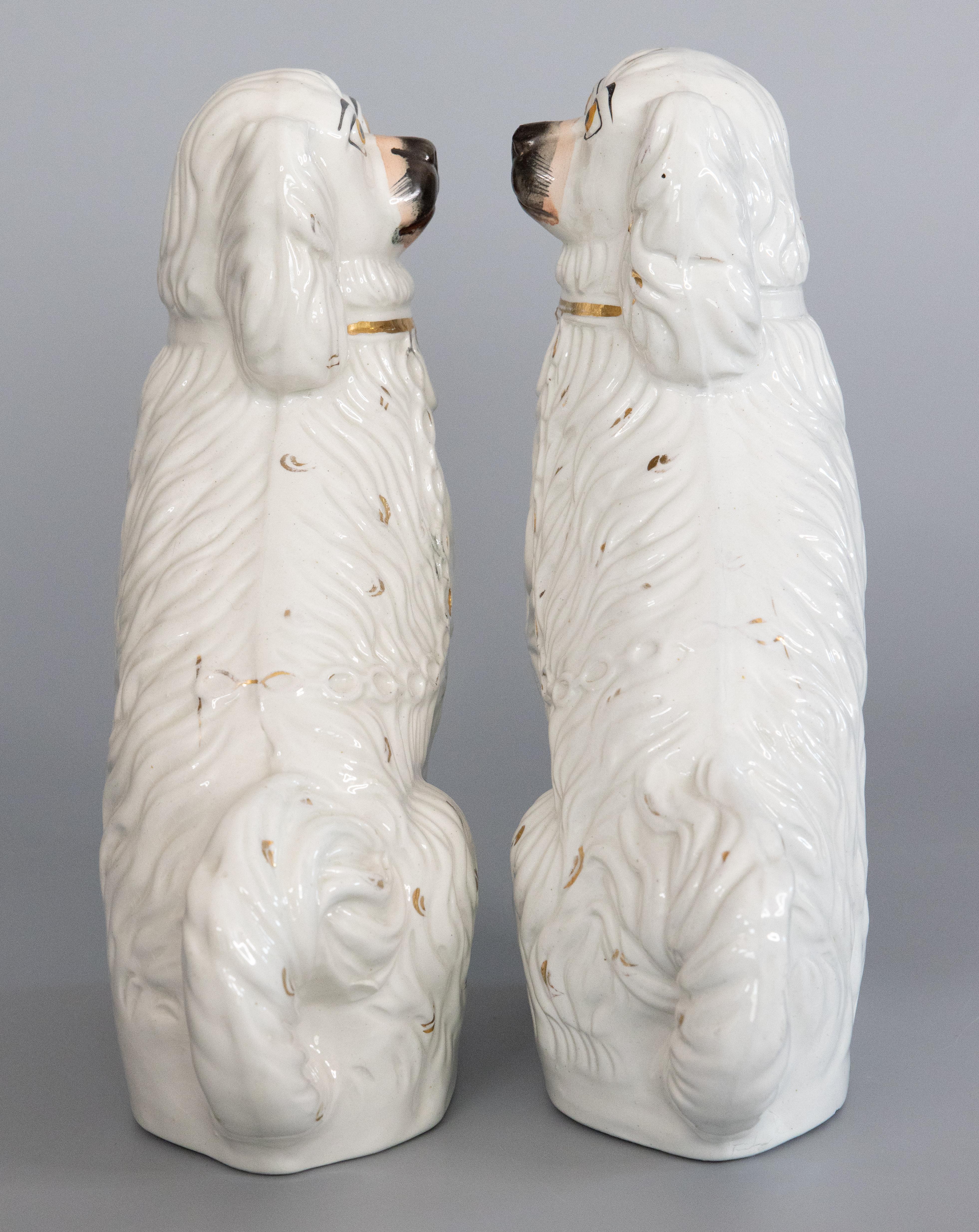 Pair of 19th Century English Staffordshire Spaniel Dogs Figurines In Good Condition In Pearland, TX