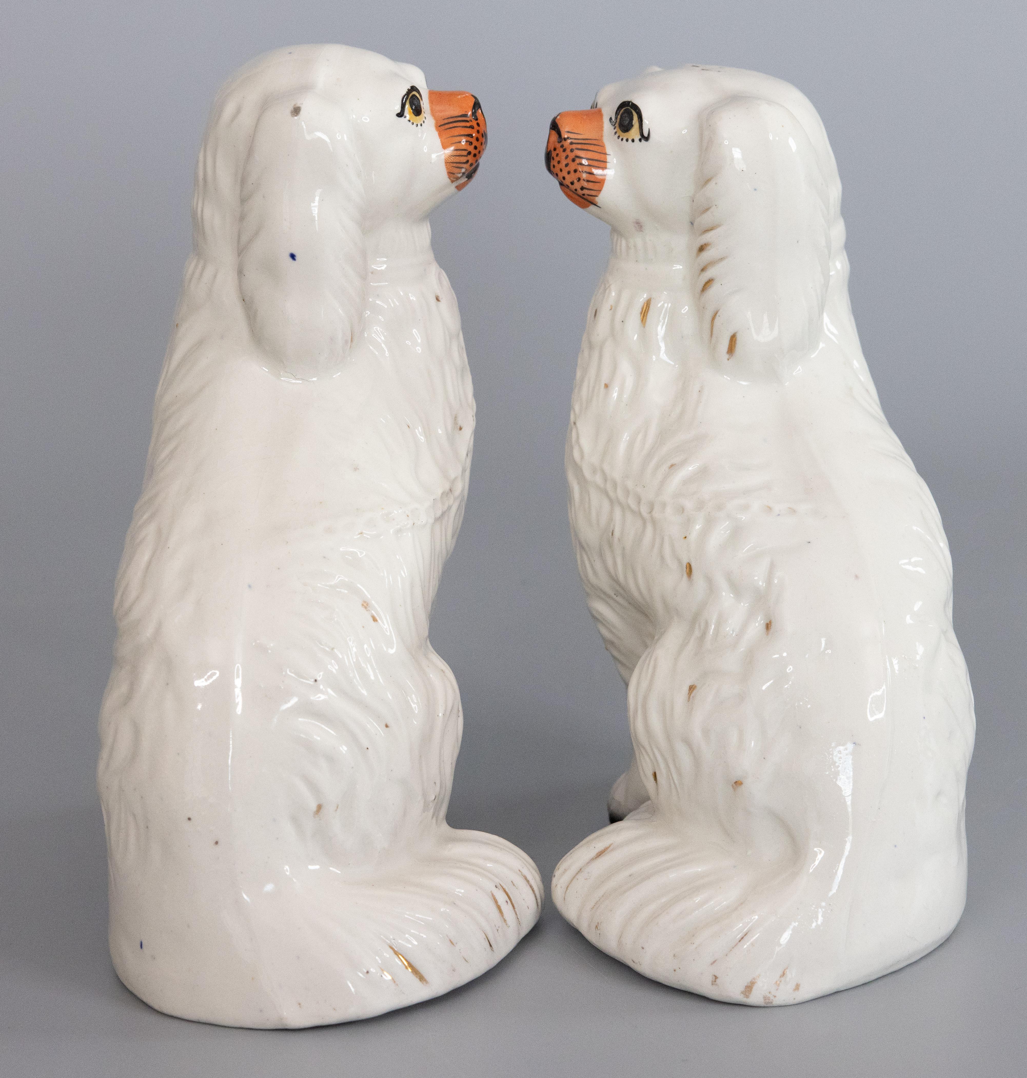 Pair of 19th Century English Staffordshire Spaniel Dogs Figurines In Good Condition In Pearland, TX