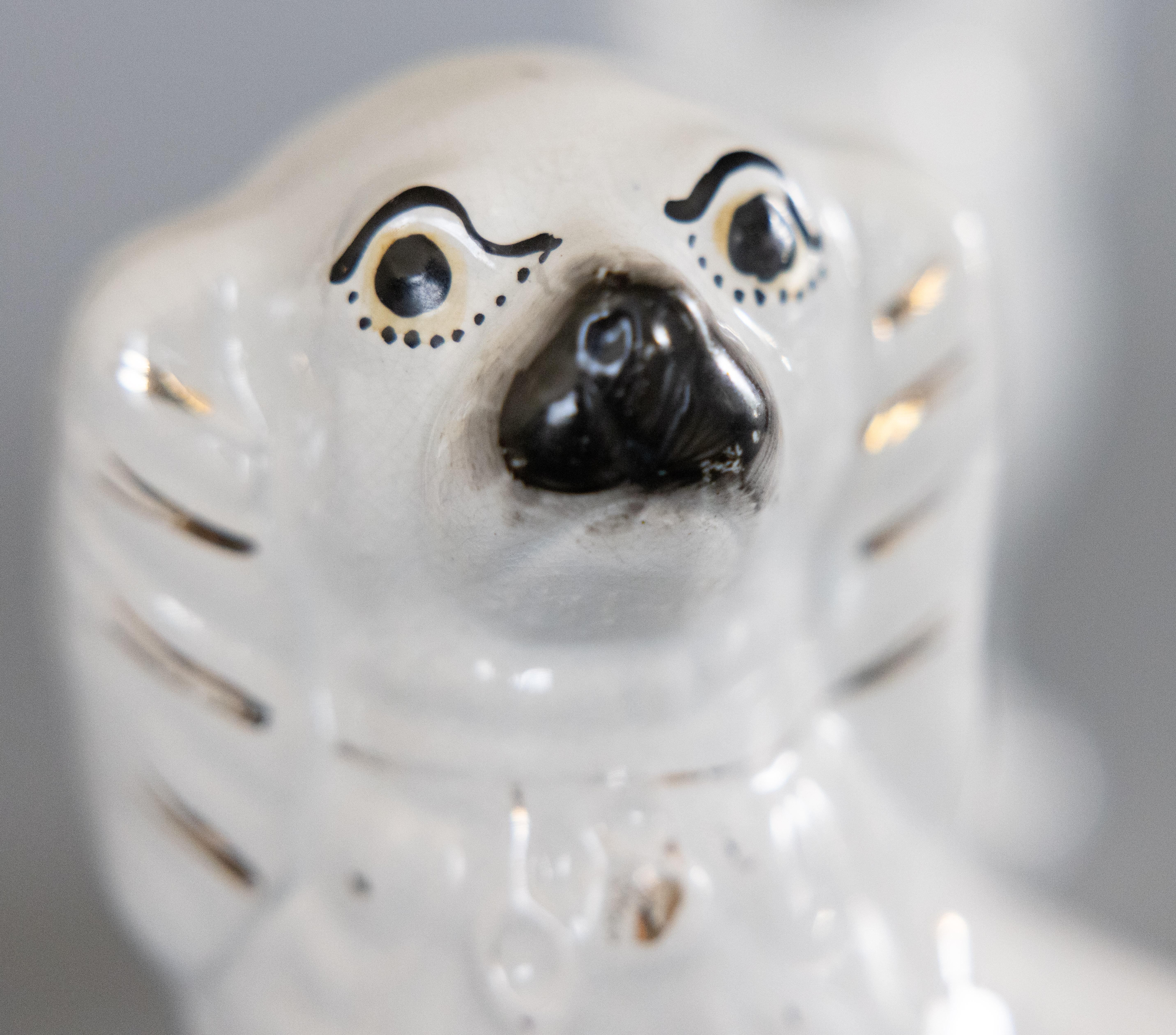 Céramique Paire de figurines de chiens épagneuls du Staffordshire du 19ème siècle anglais en vente